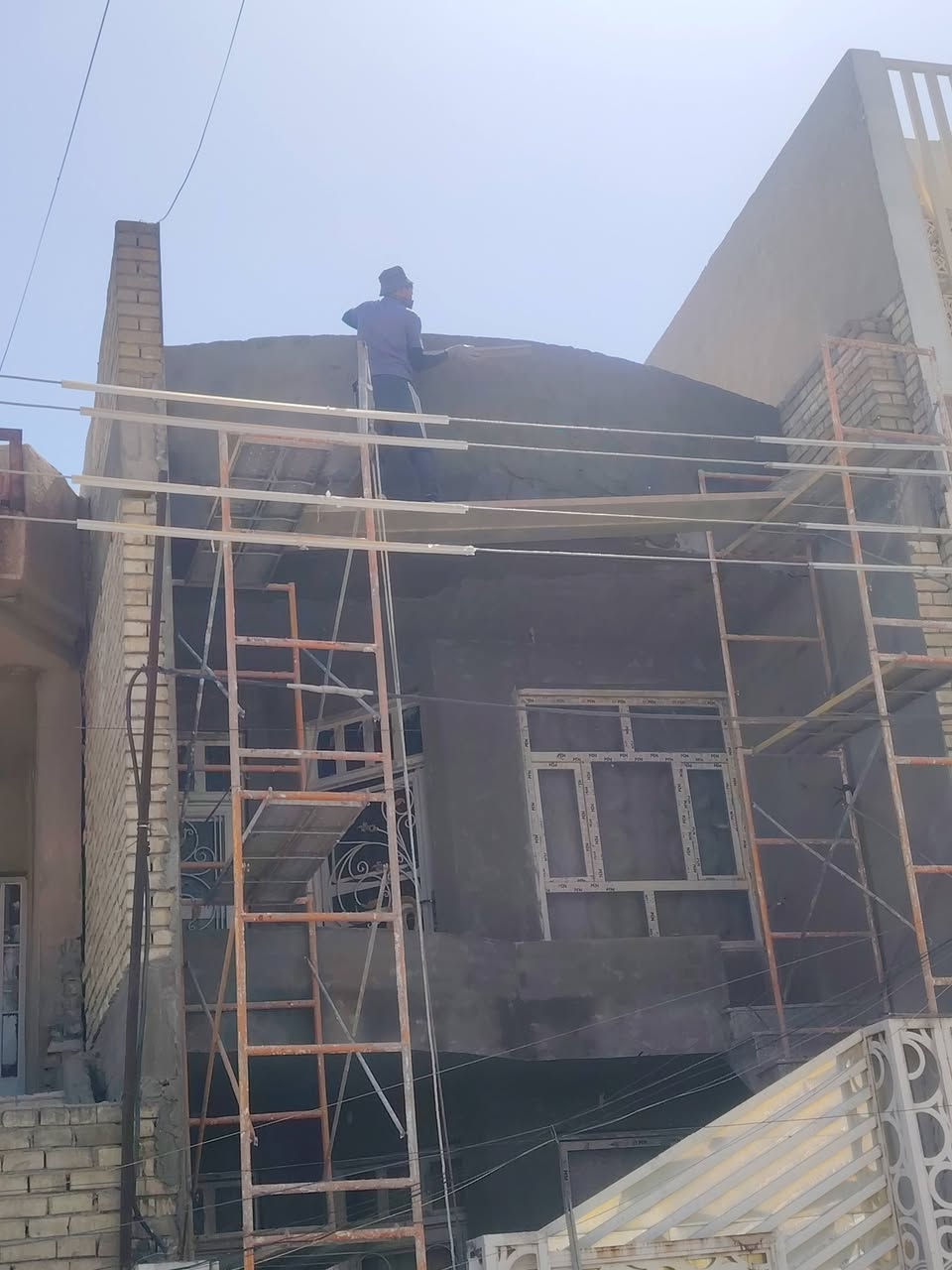 سلام عليكم  خلفه البخ سمنت جراره المتر ٤  
سقل ناعم المتر 6
البخ ونثر المتر 6.5
واجهات ناخذها قطعي
تشميع 3 متفرغ واتساب ***********
