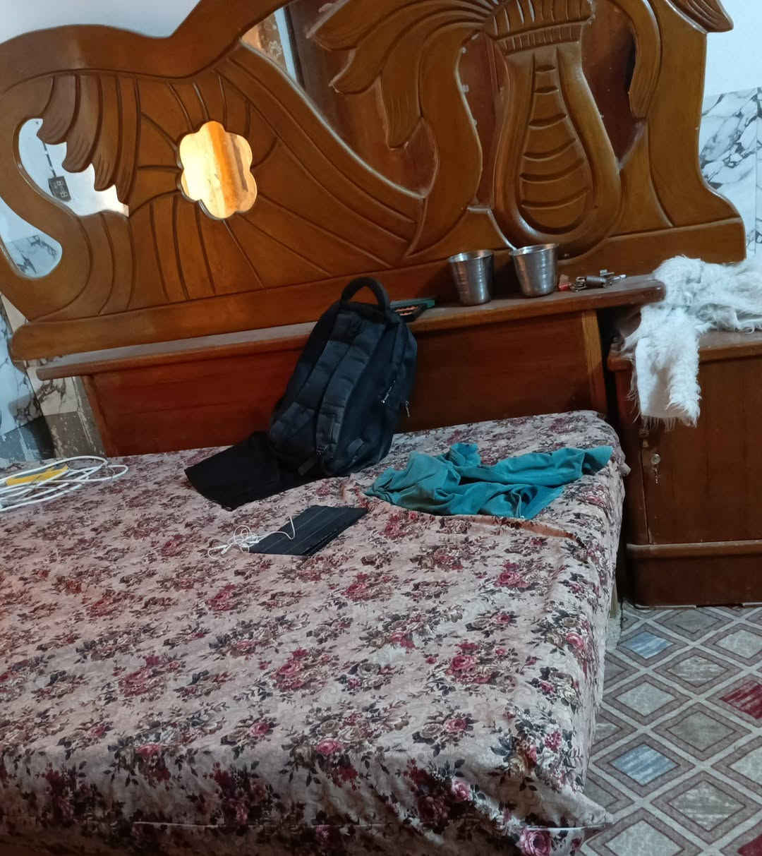 السلام عليكم  العزاز عندي هاي الغرفه للبيع  متكونه من  ميز تواليت وكنتور 5بيبان وجربايه وميوزه ثنين زغار وزاويه مال ملابس   جديده ونضيفه    الله شاهد.......... ومسويها تسكام  ... عارضها ب525 وبيها مجال  ... مكاني نجف قضاء المشخاب  رقمي.... ***********....  واتساب او اتصال  واني خادم....   السوك كلشي بي  💖 تحياتي لجميع
