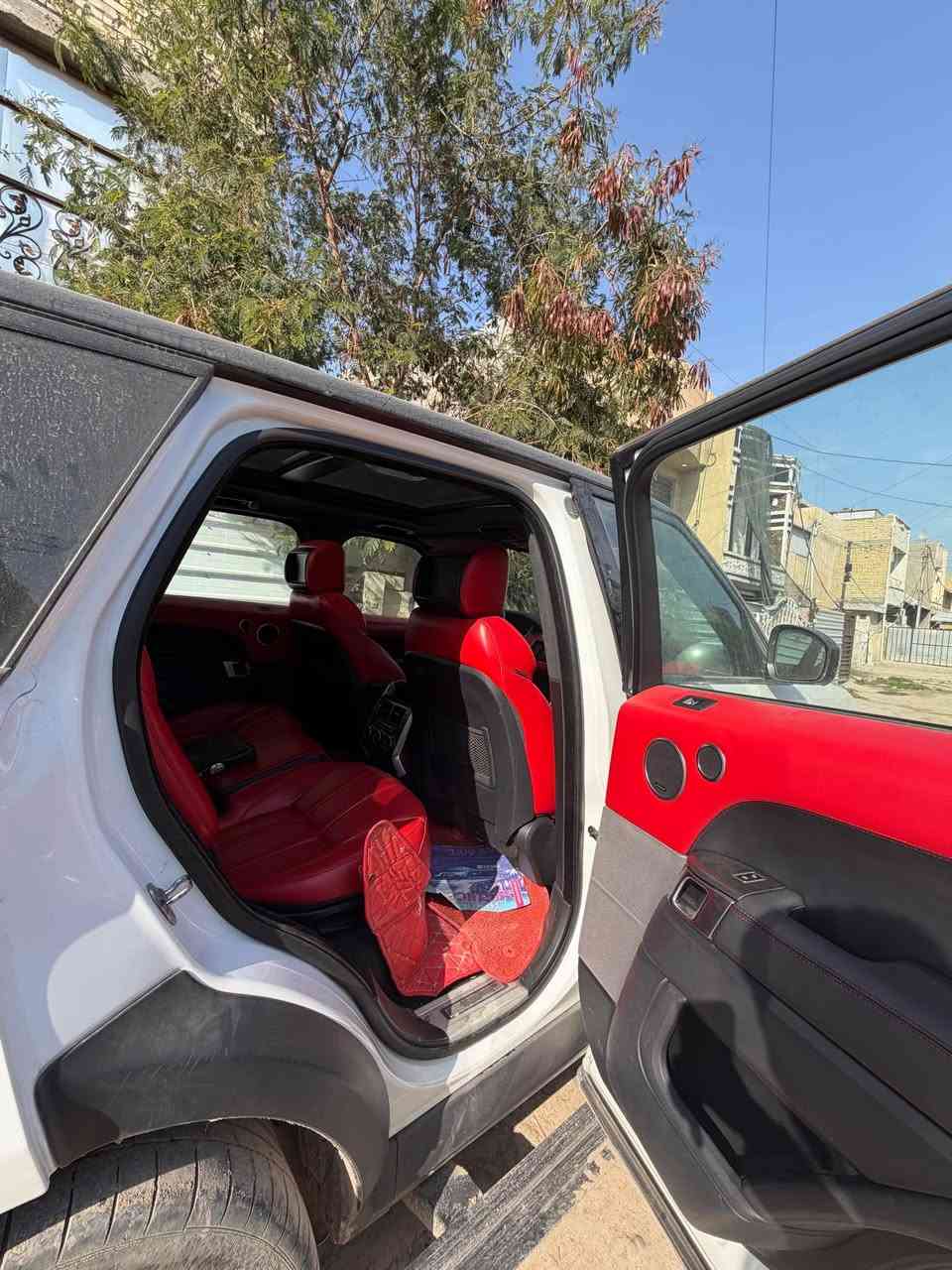 رانج سبورت 2014 
سوبر جارج 5.0
خليجه السياره بيها شويه بارد بالبنيد بس وكاله سردار .
ماشيه ٧١ mi
مابيها اي نقص السياره 
السياره محيطه بالكامرات ٥كامرات بيها 
السماعات ميرديان ماشاءلله الصوت .
دواسات كهربائيه .
جنطه كهرباء 
لايتات دينامك .
٥شاشات ومال تبريد محدثه مال حديث .
مثبت سرعه وخزن ميموري 
كشنات جلد ولونها احمر 
البوب شفط .
بنوراما السياره .
سياره تو كلر بلادي . 
وبعد بيها هواي شغلات . 
رقمه اربيل . 
مكان سيارت بغداد الغزاليه .
ترهم بيع ومراوس . 
*********** . بغداد, العراق
