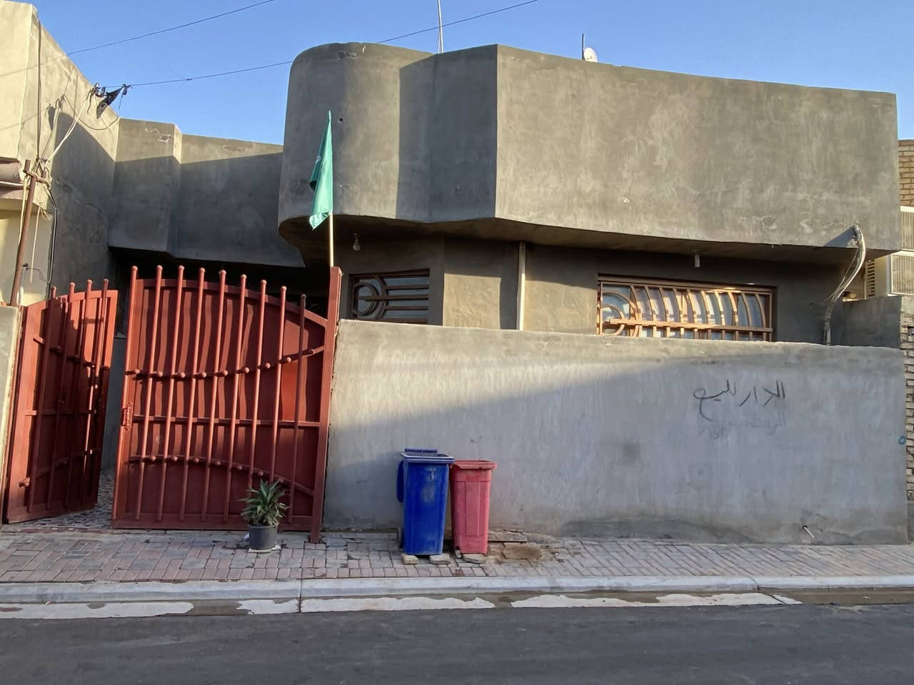 بيت للبيع المكان الجمعيه شارع التلعفرين  المساحه ١٧٠ متر يحتوي ع غرفتين وصاله وستقبال ومطبخ مجمع صحي باقي التفاصيل داخل الفيديو للستفسار ***********
