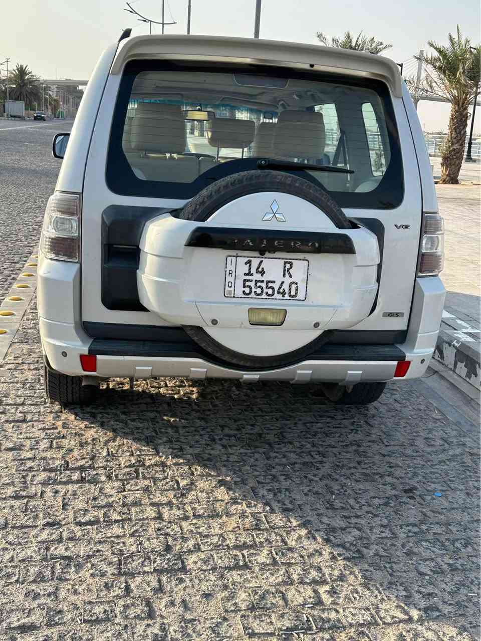 سيارة باجيرو وكالة الحبتور موديل 2014 لون لؤلؤي صدفي مكفوله من الصبغ والضربة وكل شي حتى الدعاميات مكفولات سونار مرفق بالصور مكينه 3500 فتحه بالسقف كشنات كهربائية تبريد ثلاث قطع تحكم ستيرن ثلاث جهات شاشه السياره باسمي رقم بصره انگليزي مميز مكان السياره البصره 
السعر المطلوب 185 ورقه او كراوس بلاندكروز وانطي فرق 
*********** البصرة, العراق
