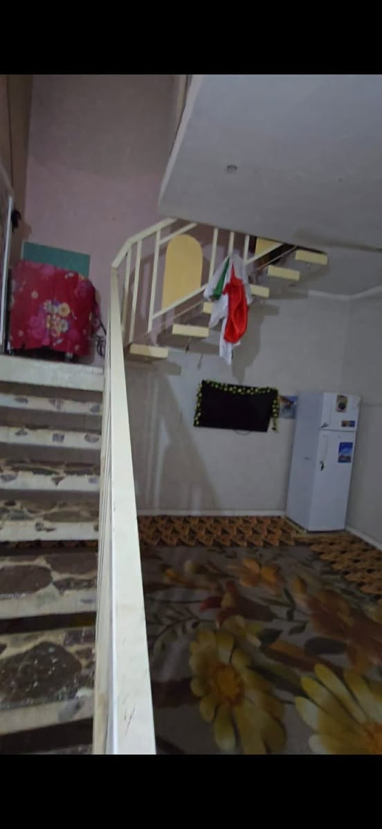 السلام عليكم 
🏠بيت للبيع 🏠
في حي الشهداء الاول خلف مركز الشرطة الشرقي📍
 الفرع قبل الاخير  ٢٠٠م طابو كونكريت ♦️مسلح البناء قديم
♦️البيت مقسم ٣ اقسام  غرفتين ♦️وصاله واستقبال وصحيات. الطابق ♦️الثاني  بناء متكامل غرفه واستقبال ♦️ومطبخ وصاله وصحيات بناء جديد ♦️الطابق الثاني نظافة البيت الارضي ♦️كما ماموضح بالفيديو 
♦️السعر 85 
للاستفسار مكتب الحي للعقارات والمقاولات العامه  
☎️***********
