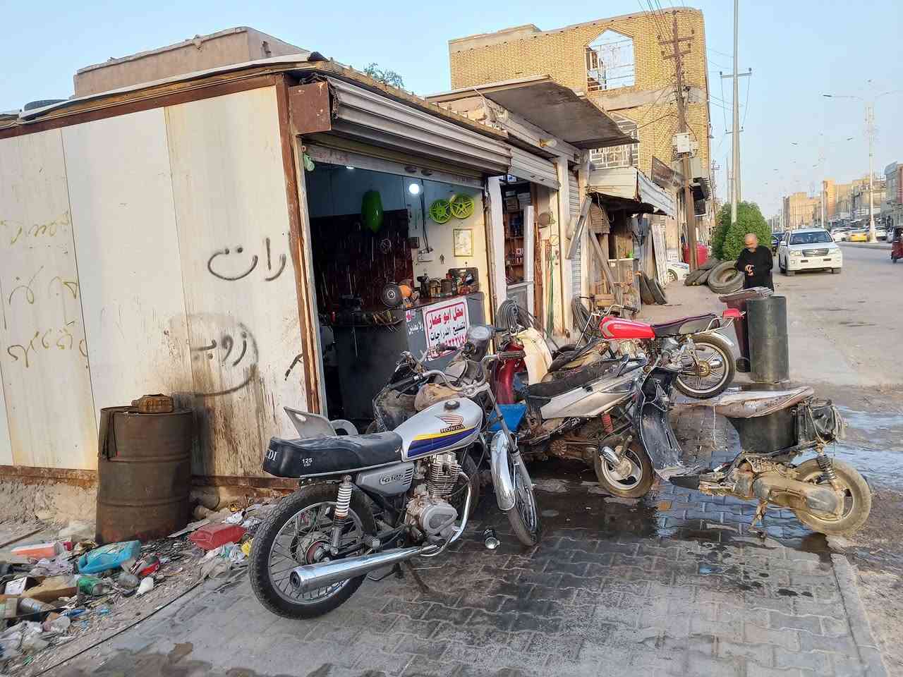 السلام عليك محل للبيع
كامل من جميع النواحي بيه غراض يوماها 

وايراني 

وستوته 

وغراض تفصيخ 

محل بيه شغل خير من الله سبب لبيع لاسباب صحيه موقع لمحل صالحيه قرب مرطبات جنه الحسين

***********

