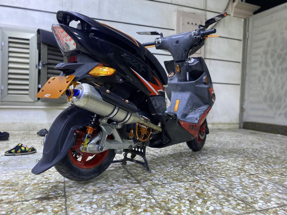 سلام عليكم
دراجة GTR للبيع 
الدراجة مزودة تزويد خارجي 
المكينة بلادية شرط الفحص والنعومة 
كلجات بلادية جويتر نوزل باقي السوالف الي متعلقه بالمكينة كلها بلادية وما ملعوب بيها + ظفيرة بلادية زلغ ما بيها شرط الفحص 
شلعة رهيبة متحتاج كلجات رياضي أصلا تجي وتشوف بعينك ومعدل فوق ال 110 شرط
التزويد الي عليها :
صالنصة بوري عدل واقية كاربون ألياف
قبق فلاوين NCY
قطرة دهن NCY
قطرة اكسل KS
قبق شاصي KS
تعلاكة NCY
قاعده رقم NCY
يدات بريك NCY
كبات كاعيه KS
قفيص صالنصة RGS
فراك بريك رياضي NCY
دبلات خلفي رياضي 
صوندات رياضي مشمشي
ستاند رياضي صفح
براغي رياضي 
مرايات شبح رياضي 
تعلاوة دبل رياضي 
 _________
ملاحظة أخرى :
الدراجة كفراتها بلادية ختم واحد ويه المكينة و الدراجة عليها تغليف بعض المناطق وهي : 
السبايدر كاربون فايبر 
الكصه كاربون فايبر 
لزكات بلادية جي تي ار 
ترايش مغلفة لون احمر
اشاير امامي خلفي تغليف 
لون برتقالي فاتح 
مازدة مضلله
قبق كلجات تغليف كلمة YAMAHA فقط 
قبق بانزين تغليف برتقالي
ملاحظة :الكفرات بلادية والترايش والاشاير كلها بلادية بس مغلف جمالية لان الدراجة لونها اسود بالأصل متجي بيها لزكات تريد تشلعه ترجعها بلادي او تخليها بقت يمك + الويالة مصبوغة جمالية 
————-
ملاحظة أخرى الدراجة غراضها البلادية كلها موجودة و تأخذها ويه الدراجة وأوراقها كاملة بيها أوراق مزاد الدراجة و شوكت دخلت والدراجة معتني بيها من كل النواحي من ناحية دهن امزويل و البانزين المحسن 
________
 السعر : مليون و 650الف وبيها مجال للطيبين . الدراجة تسوه اكثر تجي وتشوفها واهل الخبرة يعرفون سعر المزود 
للاستفسار ***********
العنوان بغداد الشعب
