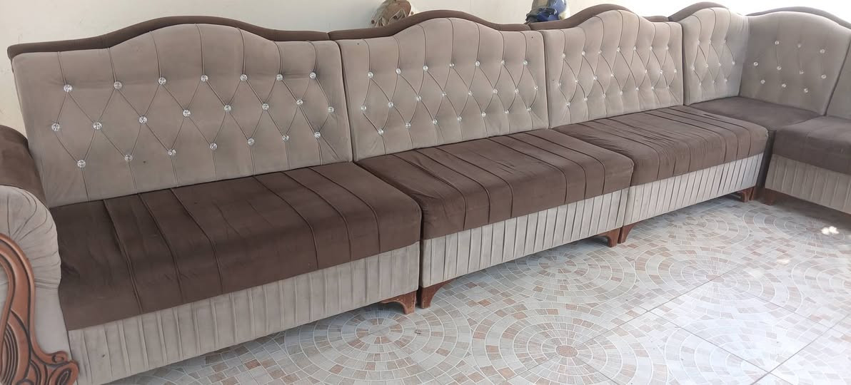 ديوان ٧متر سعره مناسب جداً وبيع مستعجل ***********
