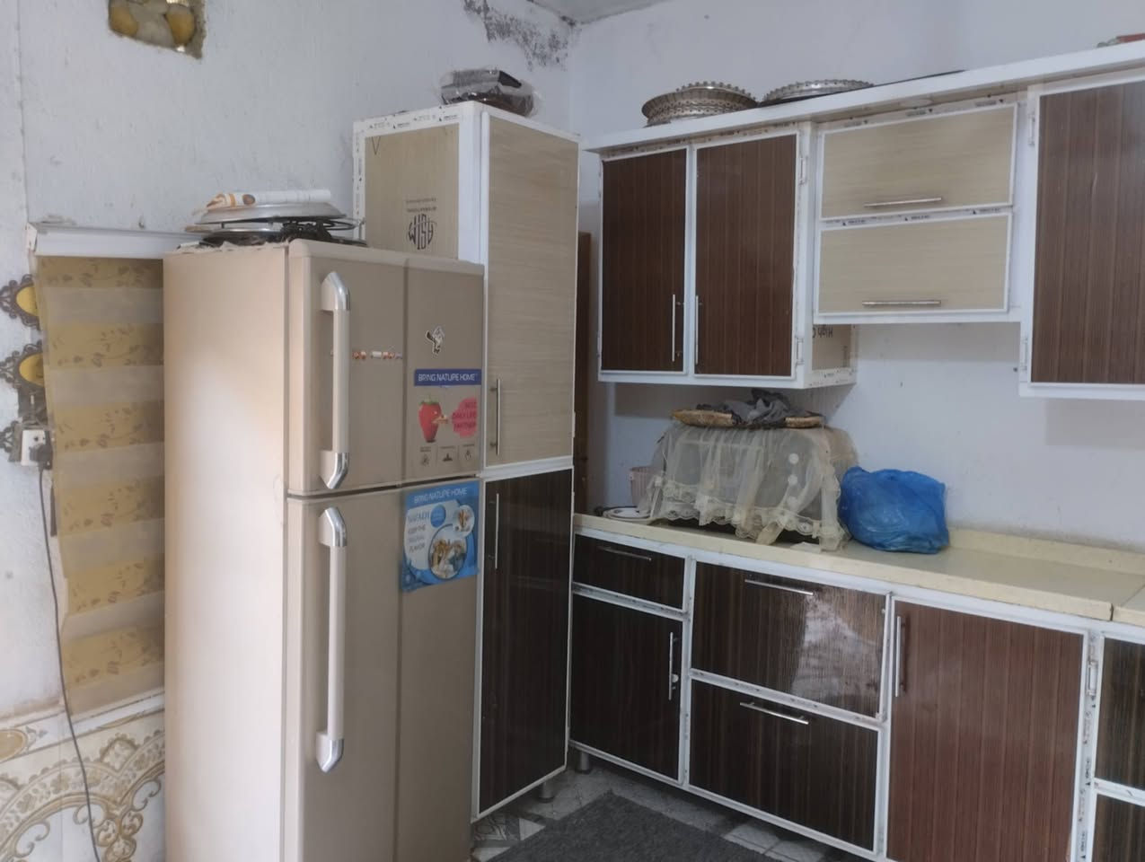 بيت للبيع بي غرفتين وصاله وديوانيه مطبخ محل مال حلاقه حمامات داخليه وخارجيه وحديقه خلفيه وغرفه بلحديقه مامعكوده طريق المشايه قرب صيطرة البوعضم عمود 17يبعد عن الشارع العام 60 متر مساحه البيت 200متر ماي بدون ماطور مدرسه بلباب شارع تبليط 4امبيرات مجاني السعر ب ٤٥


**إذا كنت صاحب هذا الإعلان وتريد حذفه لأي سبب، رجاءا أرسل رسالة إلى الدعم الفني**