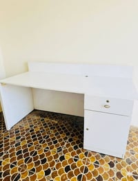 ميز مكتبي • سعر مناسب
