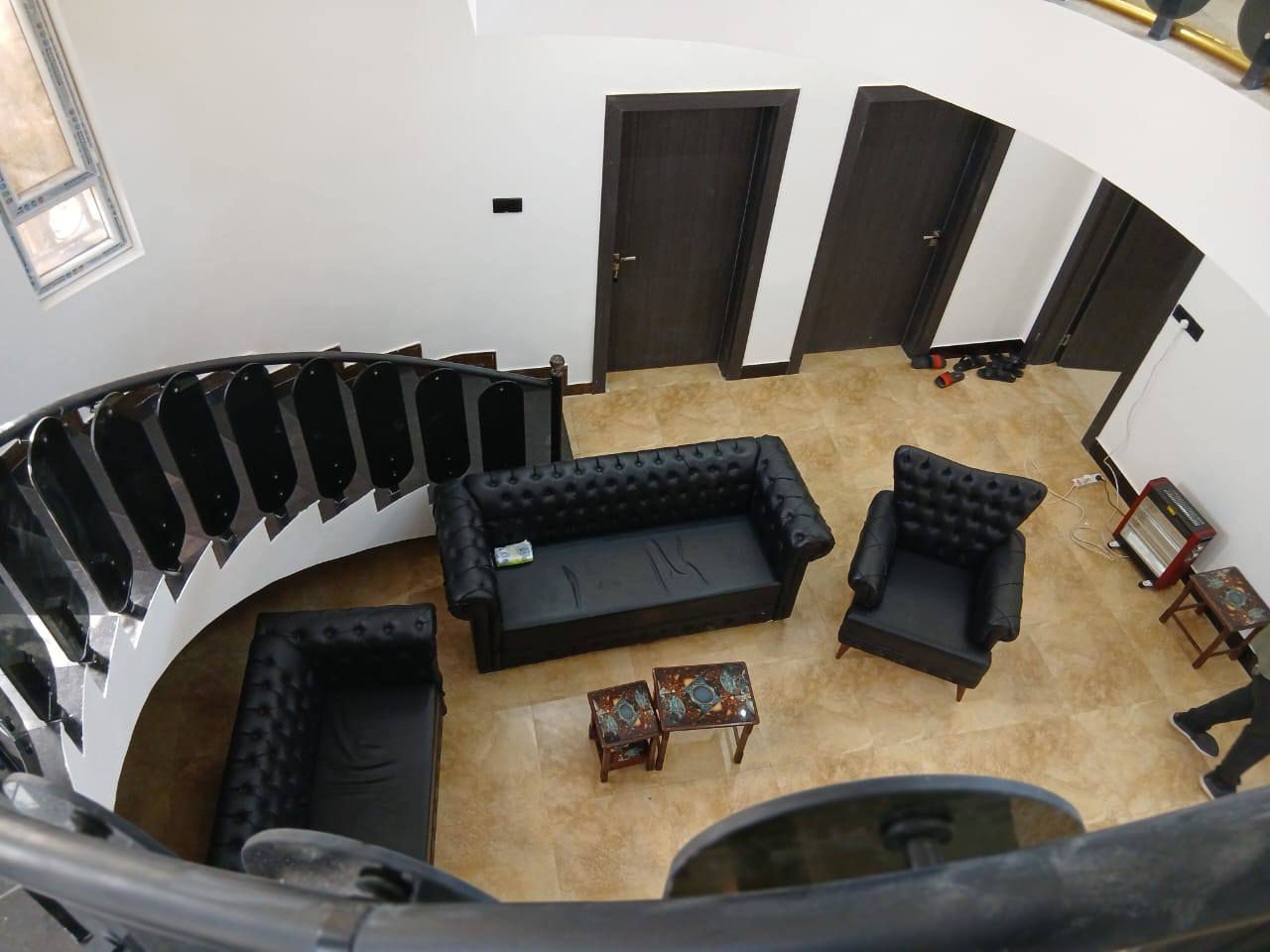 يعلن مكتب عقارات أبو انور فرع الطويسه عن وجود بيت اليجار شبهه مثث مساحة 250 متر طابقين يحتوي على 6 غرف نوم وصاله وستقبال ومطبخ وصحيات وكراج بناء حديث يصلح شركة أو مكتب مكان راقي ممتاز الستفسار الاتصال//***********//***********// كما نستقبل جميع عروضكم وطلباتكم التجارية والعقارية المكتب مجاز قانونيا المكتب ماقبيل مطعم الحسون عقارات أبو انور فرع الطويسه
