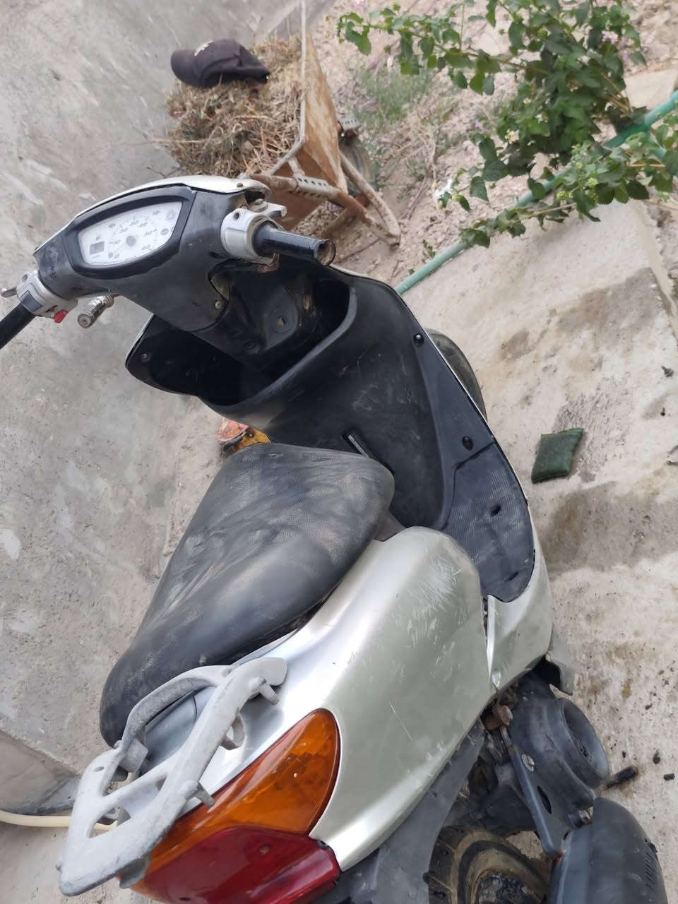 السلام عليكم
دراجه 60 عصفوريه للبيع
يرادلها تجفيت وغراض بسيطه
هيه غراضها كلها رخيصه
اكتب سعر الي يفيدك بالخاص 
***********
هذا رقمي موجود واتساب
