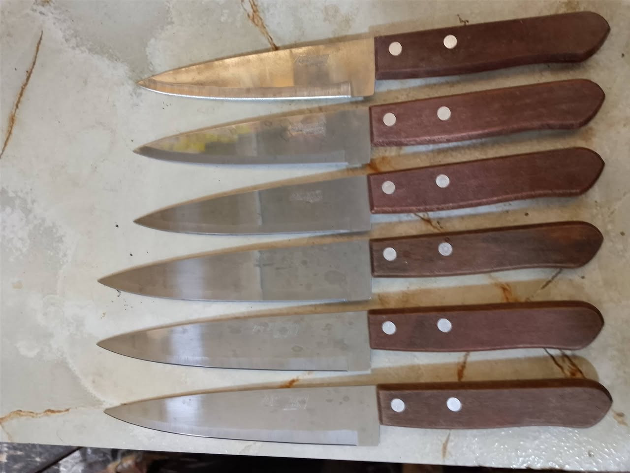 كل ماهومفيد للمطاعم والمواكب والقصابين سكين بجميع الاشكال والاحجام والمناشيء متوفر في محل الخفاجي مقابل المركز الصحي الرئيسي ***********
