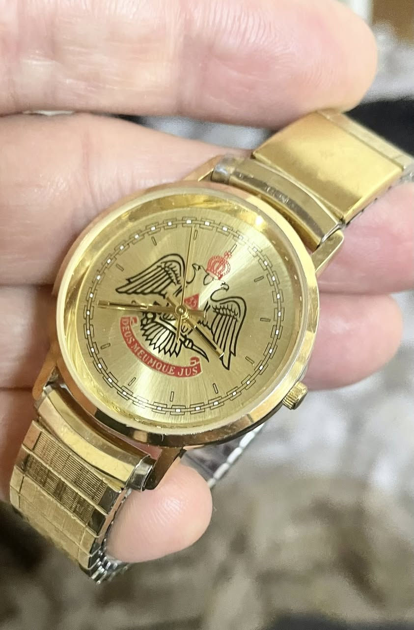 ساعة رمزيه تذكاريه من شركة بولوفا السويسريه لأحياء طقوس الماسونية الأسكتلندية من خلال الشعار النسر ذو رأسين 
قطر الساعة 35 ملم
طلاء ذهبي ثابت 
صنعت عام 1971 الساعه مخزنه
فنتج قديم معلمه بالكامل 
تعمل بنظام البطارية 
نسبة النظافه ‎%‎95 
وقت مضبوط جداً جدااااااااااااً
السعر 75 ألف للمهتم خاص
*********** المكان كركوك
يوجد توصيل
