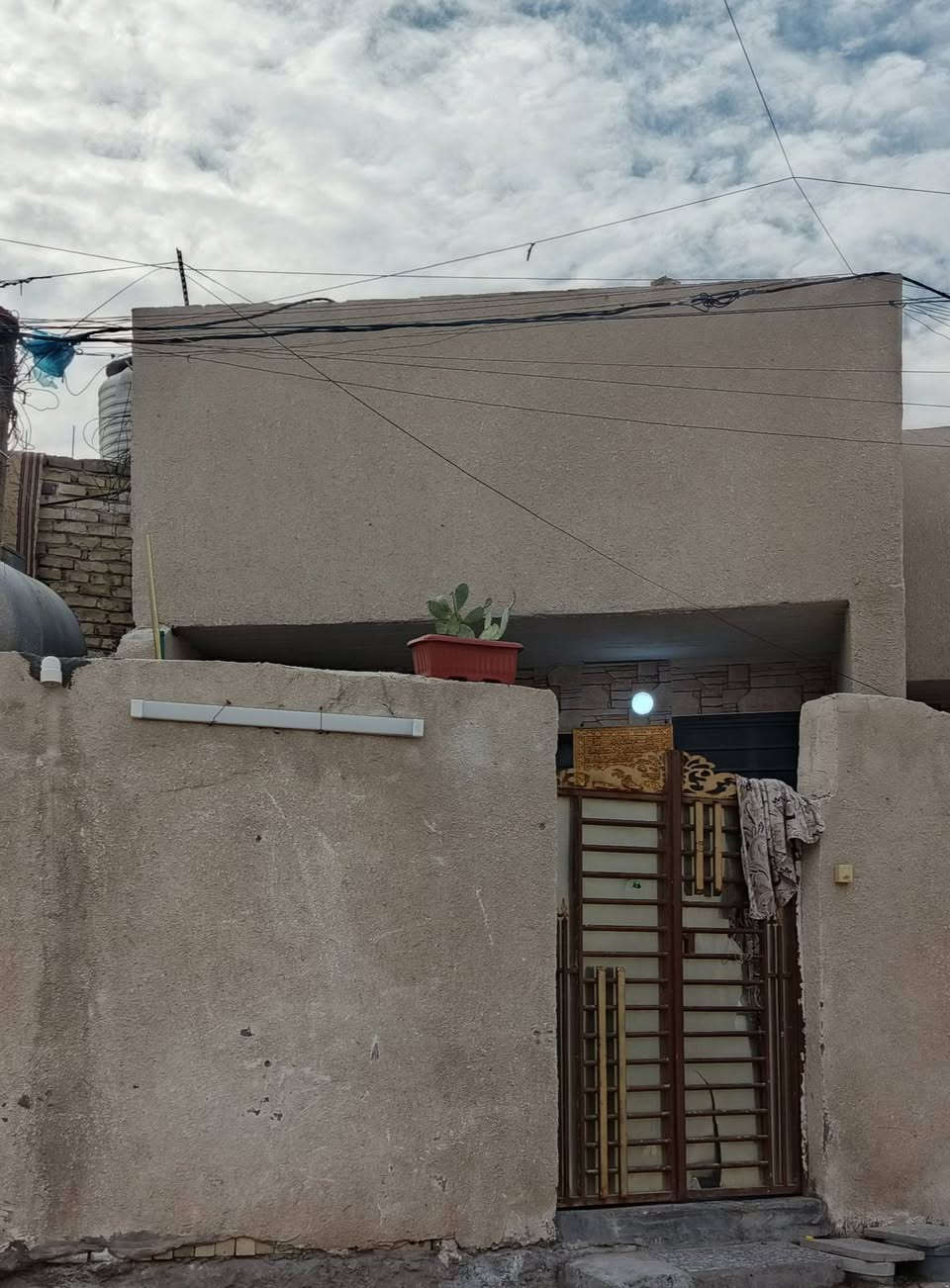 السلام عليكم 
دار للبيع مساحة 100م واقع حال 
يحتوي على كراج + استقال + حولي + صحيات + منور غرفه نوم + سطحين 
بناء طابوگ.. عالي عن الشارع كلها سيراميك وكاشي 
سند اصفر 
حي البساتين حي السلام
من جهة المستوصف.  نهاية فرع اسواق العائلة 
اكثر استفسار اتصل 🗣📲📞
***********
