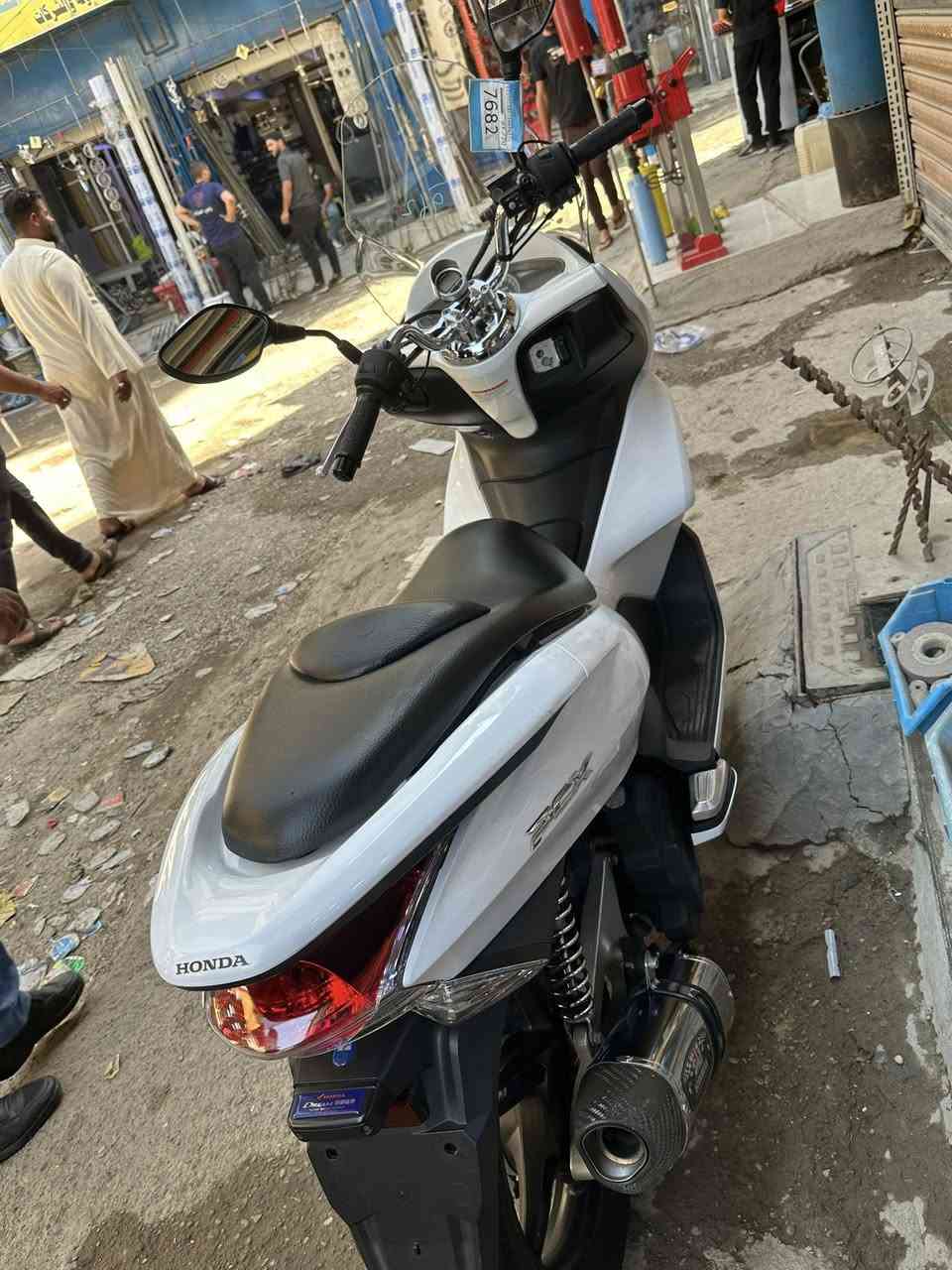 السلام عليكم دراجه بي سي اكس حجم 150ماشيه 5000السعر 17
***********
