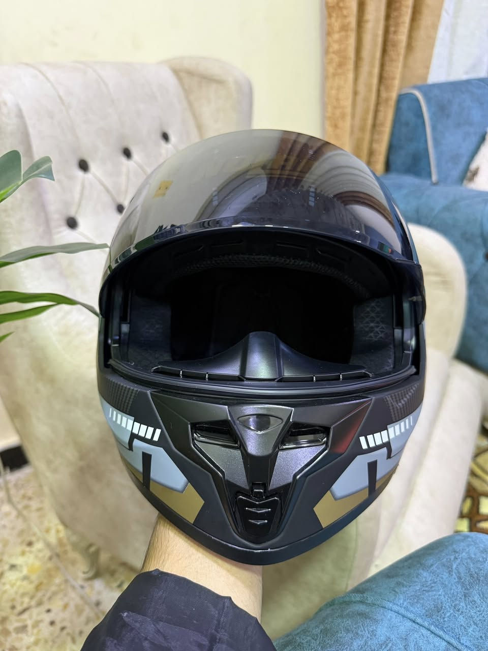خوذة بالة الماني نضافة 100‎%‎ 
حاصلة علا شهادة DOT الحقيقي السلامة والامان 
تحتوي علا فتحات تهوية وفتحات مانع الضباب 
وحاصلة علا شهادة ECE 
مضادة للخدوش ذات طلاء ثابت 
تحتوي علا بطانة داخلية مريحة وثابتة
خوذة انطيك بيها ضمان علا القوة والمتانة مالتها تصعد فوكاها مايهمني وزنك اذا فطرت او انكسرت فلوسك ترجعلك   
تواصل ماسنجر او علا رقم ***********
