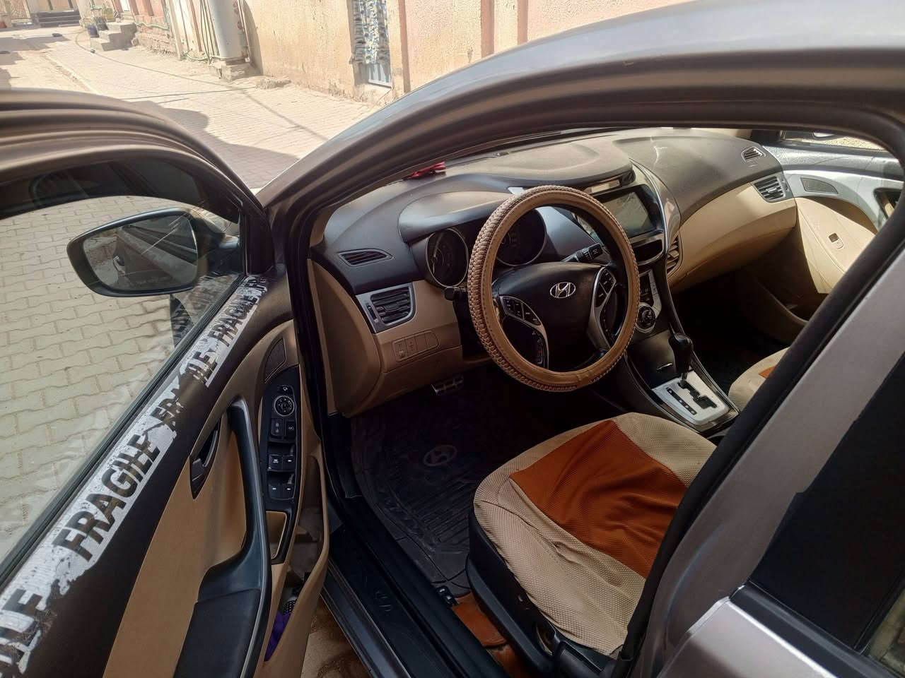 السلام عليكم ورحمة الله وبركاته رمضان كريم 
النترة موديل 2012 نجف فول مواصفات عدى البصمة فتحة بالقمارة  اشاير بالمري تحكم بالاستيرن شاشة بلادية  السيارة بأسمي اني المالك الشرعي السيارة سنوية ماساقطة كير مكينة حدادية 80 % بية رشات صبغ ابيع احزام  السيارة لابية ضربة ولاتبديل مكان السيارة نجف /مشخاب 
*********** 
@إشارة
