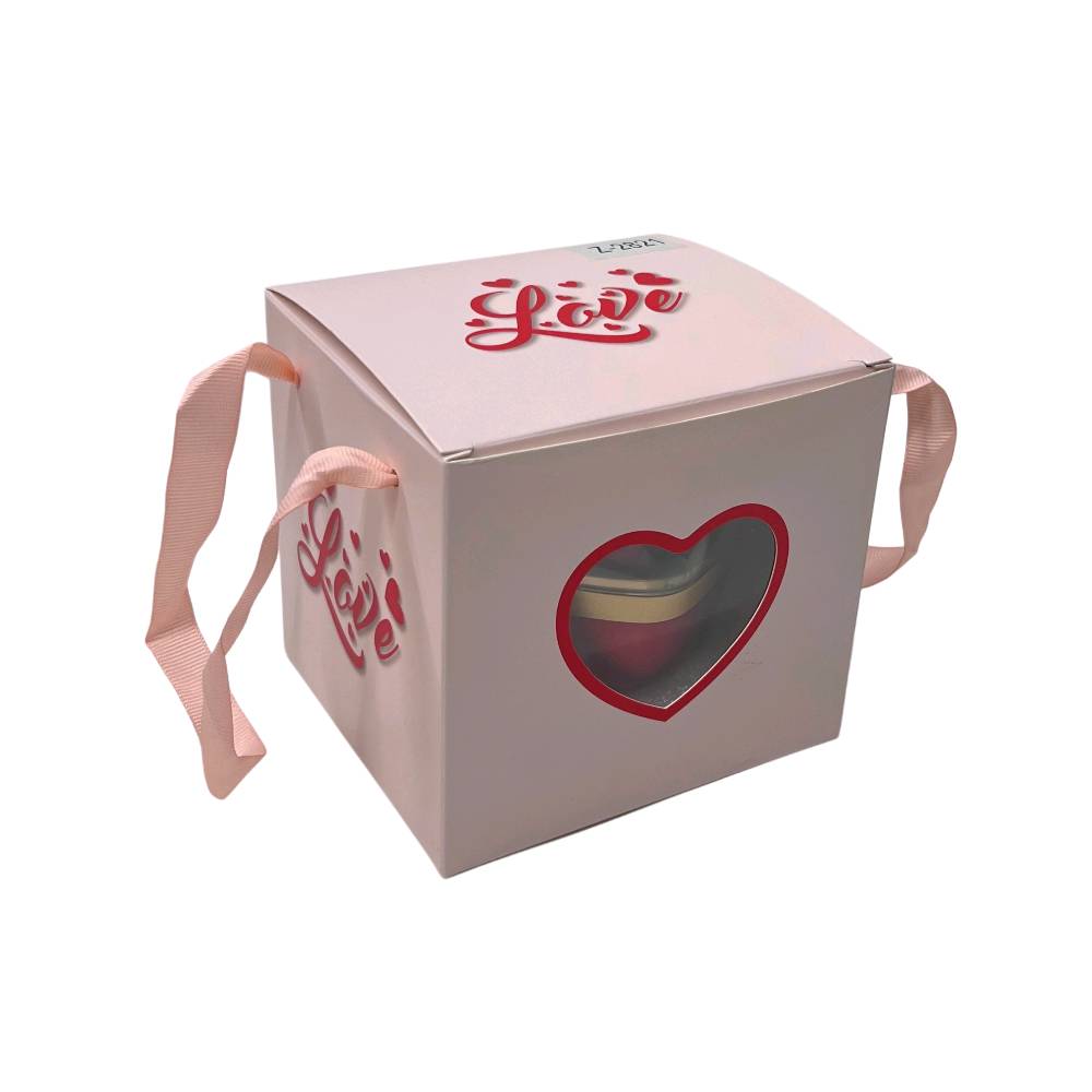 ️هدية عيد الحب قلب وردة  حمراء🌹 مع خاتم💍مناسبة كهدية ادللها بيها🥰
. 
. 
. 
. 
. 
. 
✨ هدية رومانسية تخطف القلب!
علبة قلب فاخرة تجمع وردة حمراء وخاتم بتصميم أنيق وغطاء شفاف يبرز جمالها 💍🌹
مثالية للمناسبات الخاصة ولحظات الحب التي ما تنسى

علبة قلب فاخرة مع وردة حمراء وخاتم – هدية رومانسية بتصميم أنيق

• علبة هدايا بتصميم قلب أنيق تجمع بين الورد والخاتم بشكل جذاب ومميز.

• غطاء شفاف على شكل قلب يبرز المحتوى الداخلي بشكل واضح.

• وردة حمراء صناعية محفوظة داخل العلبة لإطلالة رومانسية ثابتة.

• حامل مخصص للخاتم في منتصف العلبة بتصميم منظم.

• تشطيب داخلي بلون أسود مع إطار أحمر وذهبي لمظهر فاخر.

• تأتي مع علبة خارجية مكتوب عليها Love مع نافذة قلب وشريط حمل.

المواصفات:
• نوع المنتج: علبة هدية
• الشكل: قلب
• الغطاء: شفاف
• المحتوى الداخلي: وردة صناعية + خاتم
• كتابة على العلبة الخارجية: Love
• بطاقة مرفقة مكتوب عليها نص رومانسي (بالإنجليزية والصينية)

محتويات العلبة:
• علبة قلب بغطاء شفاف
• وردة حمراء صناعية
• خاتم
• بطاقة إهداء مطبوعة