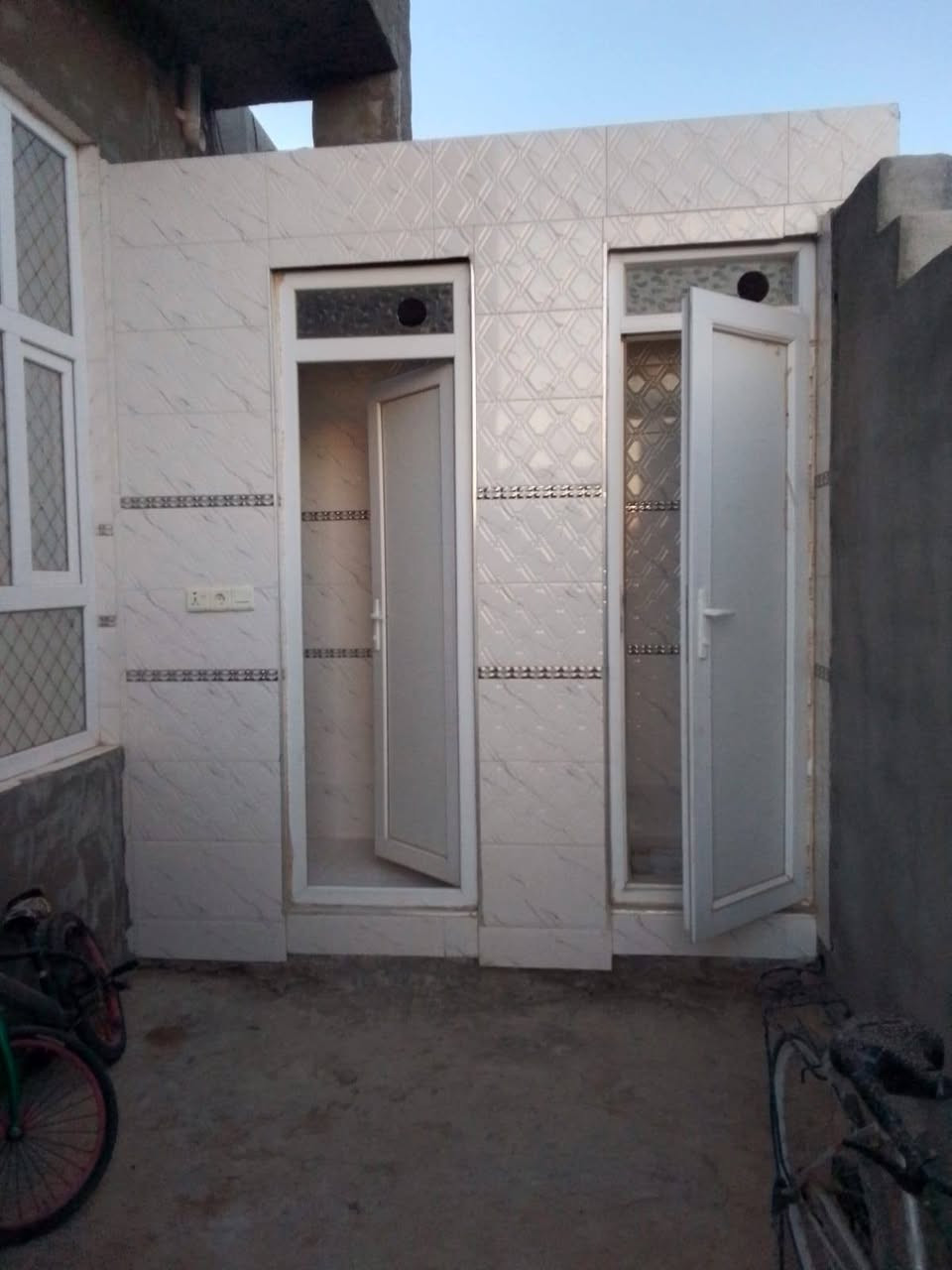 للبيع دار سكن قاطين 300م الموقع المرور الفرع قبل المضيف القاط الاول يتكون من /غرفتين نوم/استقبال/مطبخ/صاله/صحيات/حديقه//القاط الثاني نفس الاول بس لبخ الخارج فقط(//السعر 160مليون بي مجال لاستفسار على الرقم *********** مكتب عقار ابو حسن مقابل البنزين خانه المعارض
