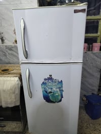 ورحمه الله وبركاته ثلاجه لبيع بسعر 150 الف العنوان بغداد حي اور مقابيل...
