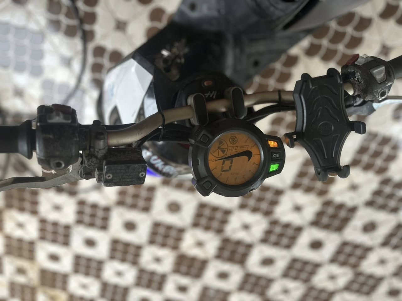 ⚠️سلام عليكم. سكنس جبلي. موديل 10عليه تزوير بيه حلو دراجه حلوه و نضيفه و كامله من كلشي. بيه ويل و دبل خلفي و ستيرن  و بكلايت 13 جاملغ امامي و دراجه لوانه احمر جارد مغلفه جامليه  سعره  مليوان و ميه و بيه مجال حك جيه *********** اهذا رقمي مكاني ديالى خالص 🚨
