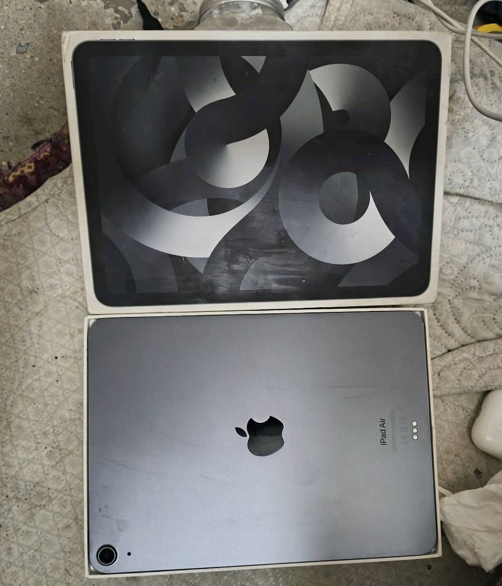 ايباد air 5 معالج m1 المعروف باادائه الخارق نظافة ٩٧٪ ذاكرة ٦٤ بطارية ثمانينات وياه شاحنة وكارتون بصمه إصبع متوقفة فقط سعر ٤٥٠توصيل متوفر أو مراوس بايباد حسب القناعه