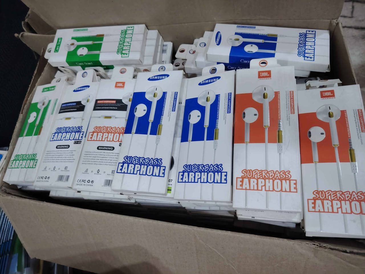 تعزيله محل كامله ما اتناقش ع السعر تعال قيهمن باليرضي الله  ، بيهن ماركات وبيهن عاديات
عندي بعد فيديو  للكهربائيات طب خاص شوفهن يعني فوك هذن
سماعات عاديه عدد ٢٤٣
سماعات اصليه ٥٩ قطعه
كفرات عاديه593 قطعه
كفرات ماركه 427 قطعه
لواصق 100 نوع اندرويد ١٣ نوع ايفون (كل نوع بي من ٢ الى ٤ لواصق) 
الايبادات:لاصق ٢١ قطعه والكفرات ٦ قطع
ماعندي توصيل المكان التنومه *********** البصرة, العراق
