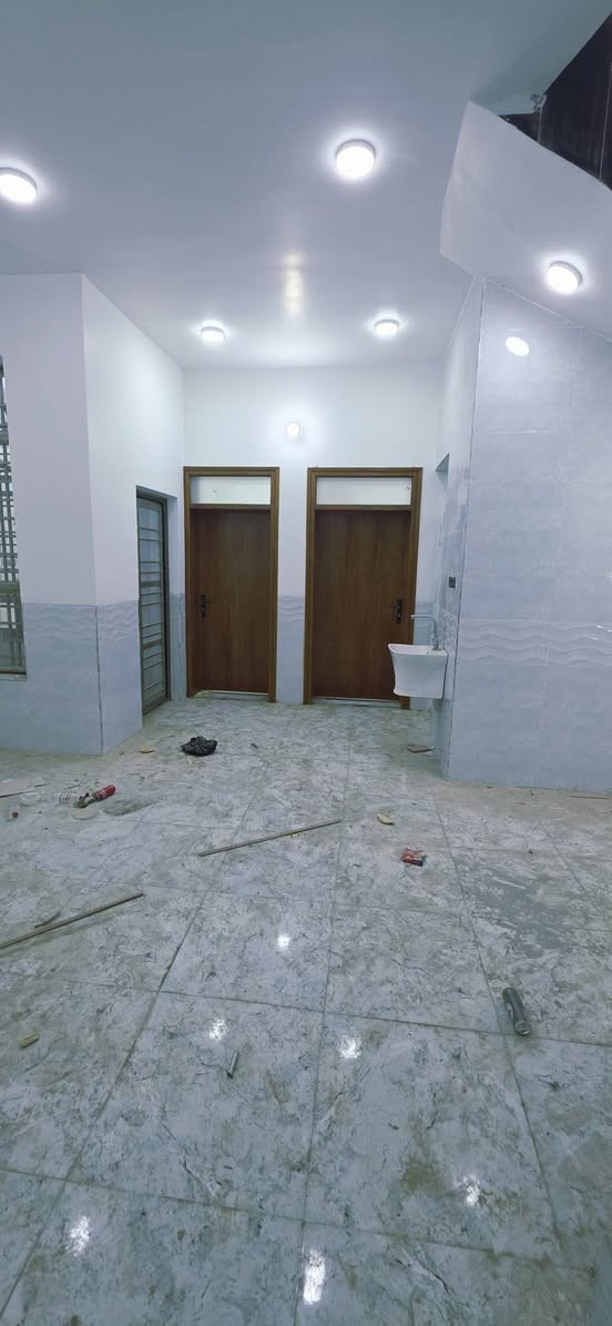بسم الله إعلان بيت للبيع الرمادي ال٥كيلو نزلت جامع التقوى الشراع خلف محلات سعد البيلاوي تبعد عن شارع العام ٦٠متر المساحه ٢٠٠متر شارع ١٥متر سنه البناء ٢٠٢٦بعده صفر مامسكون نوع العقار طابو صرف تحويل مباشر الطابق الاول حجر الطابق الثاني بلوك يحتوي على ٤غرف نوم استقبال مطبخ حمام عدد ٣ البيت يباع نقد فقط أستفسار اكثر ***********
