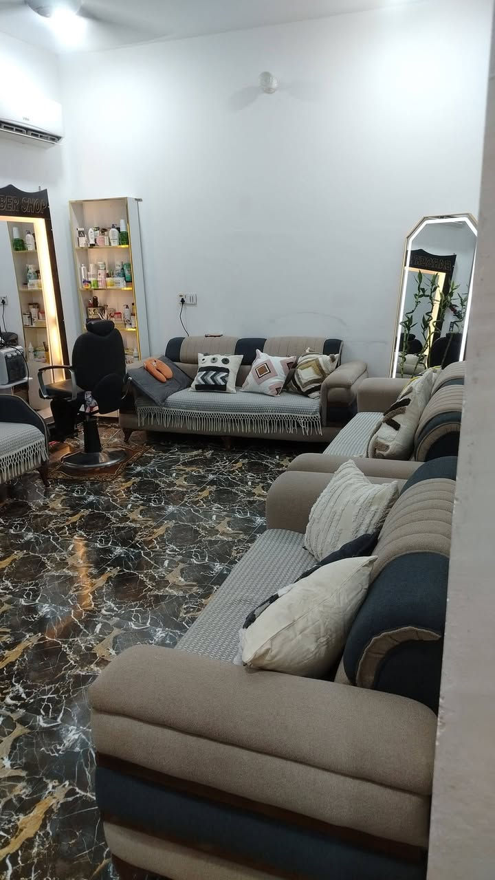 السلام عليكم بيت للبيع المساحه ١٠٠متر مربع شارع 80 خلف بانزين خانه اظواء بابل طابو زراعي سند ٢٥ غرفه وحده ***********
