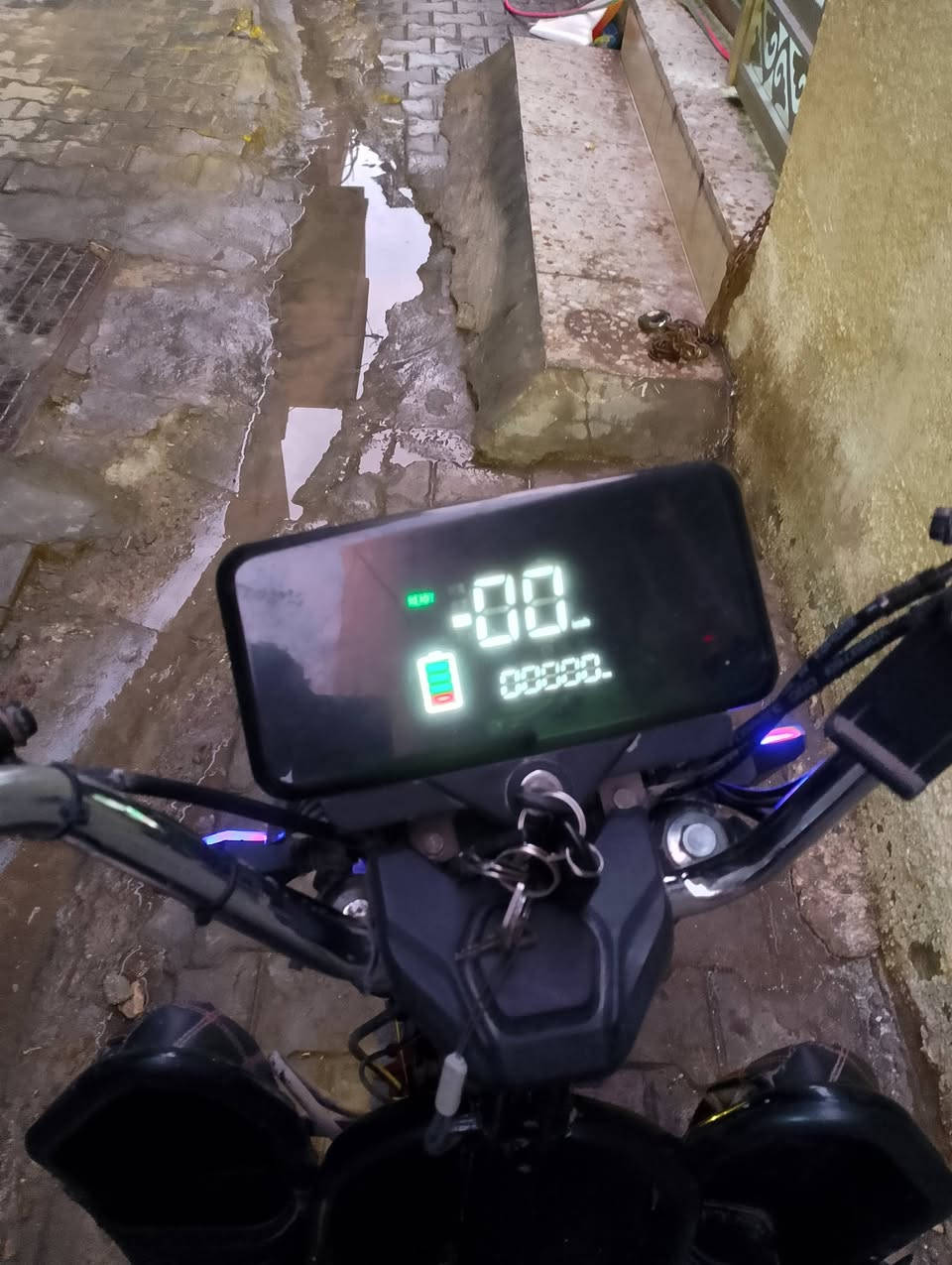 دراجه كهربائيه اخت الجديد من نوع هارلي 6بطاريات جديدات استعمال شهر واحد +بطاريه  للمراوس دراجه كلشي مابيهه وكدامكم شوفو النظافه (للمراوس)سرعه90 بيهه أربع نمرات سرعه عنواني بغداد الكاظميه ساحه الزهراء الرقم للاستفسار***********.
