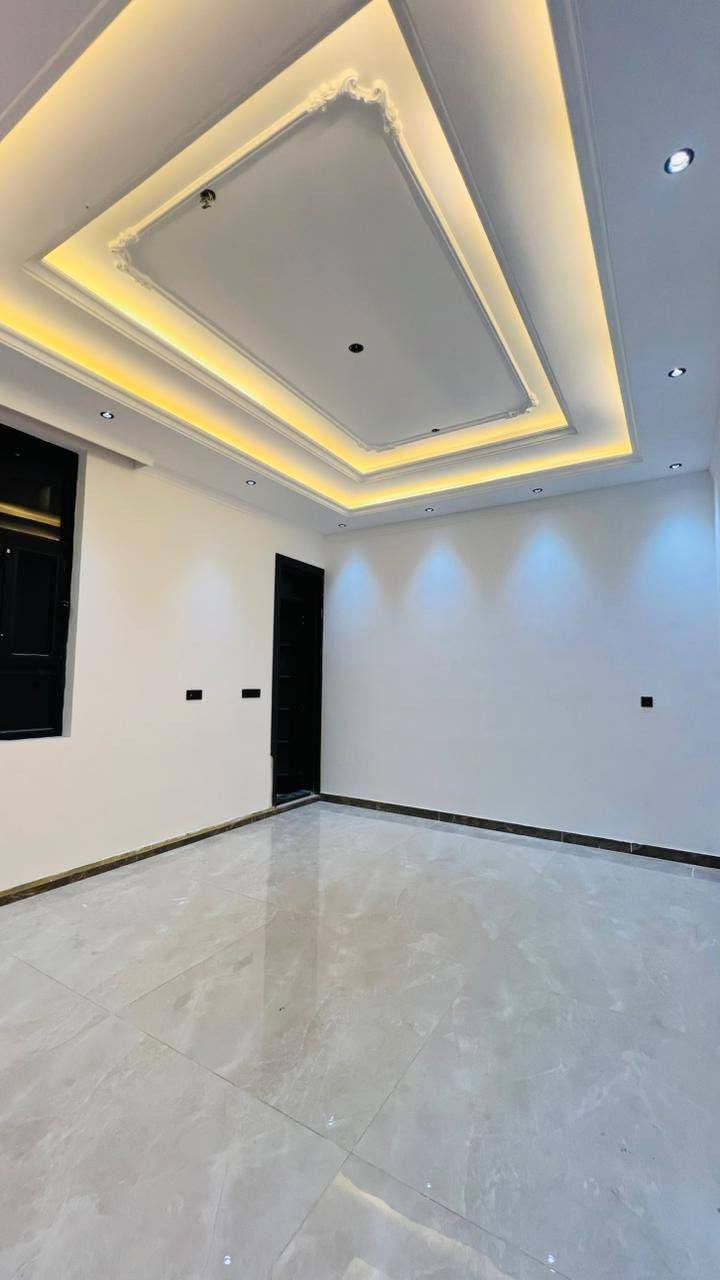 🚨 فرصة ذهبية للسكن الراقي  🚨

#مكتب_الودق_للعقار

🏡 دار فول مودرن للبيع في شارع فلسطين – حي العقاري

إذا تدور على بيت جاهز بأحدث التصاميم وموقع مميز، هاي فرصتك لا تفوتك!

📐 المساحة: 150 متر
📏 الواجهة: 6 متر
📏 النزال: 25 متر
🏗️ سنة البناء: 2025

✨ تفاصيل الدار:
▪️ صالة عائلية واسعة
▪️ استقبال أنيق
▪️ مطبخ حار وبارد
▪️ خدمات متكاملة
▪️ 5 غرف نوم ماستر

🌟 مميزات الموقع:
✅ منتزه مباشر أمام الدار
✅ شارع عريض 20 متر
✅ منطقة راقية وهادئة
✅ قريب من جميع الخدمات الرئيسية
✅ بناء حديث وتشطيبات فاخرة

💎 دار يجمع بين الفخامة والراحة والموقع المميز… جاهز للسكن الفوري.

📞 للاستفسار والمشاهدة:
***********

#مكتب_الودق_للعقار
#شارع_فلسطين
#حي_العقاري
#عقارات_
