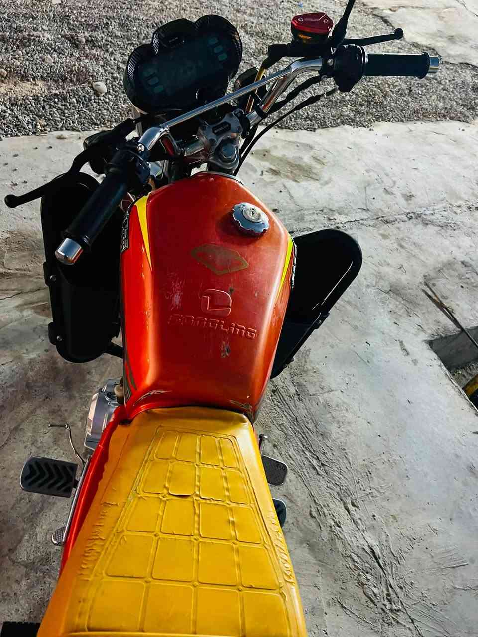 السلام عليكم
دراجه للبيع 
سولنك 2025
محرك 200cc
نظافه ونشاط فول 
محرك شرط ما مفتوح كهربائي كلها شغاله ماطور ايعوزو سايق بس 

للاستفسار اتصل علا هاذه الرقم 
‪***********‬
