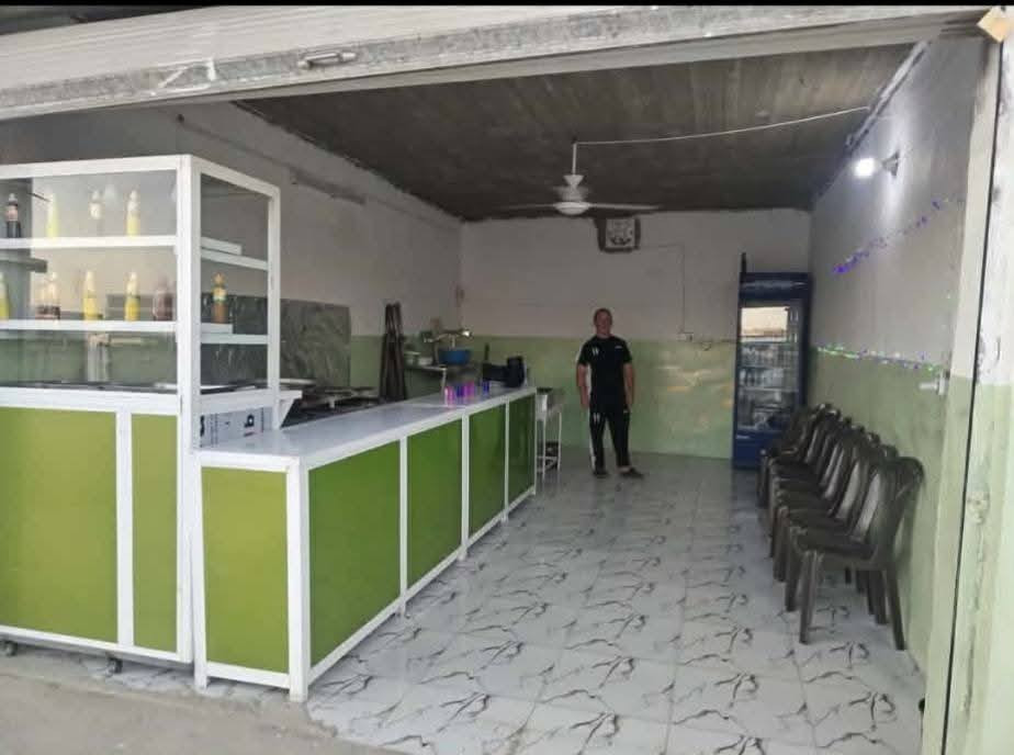 السلام عليكم أغراض مطعم للبيع 
طباخ
شوايه شاورمه 
كراسي 
طبله حجم كبير 
خزان ماء 
صخان ماء حجم صغير 
ميز عدد 2
جام خانه 
(يعني مطعم جاهز )
للاستفسار ***********
               ***********
