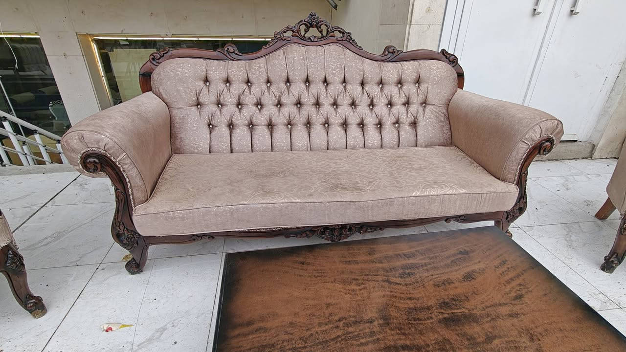 طخم رئاسي كلاسيك تركي مستعمل نظيف جدا جدا 
طخم 10 نفرات خشب زان الاصلي موديل حديث 
بسعر مغري مع ميز وسطي 
للطلب والاستفسار يرجى زيارة موقعنا في الموصل سايدين القادسية الاولى قرب جامع علي بن ابي طالب مقابل ملعب الأمواج أو الاتصال على الارقام التاليه 
***********
***********
