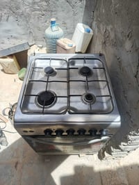 طباخ البيع نضيف ما بي شي بس متروك كلشي شغال بي من فرن كلشي يريد بس غسل...