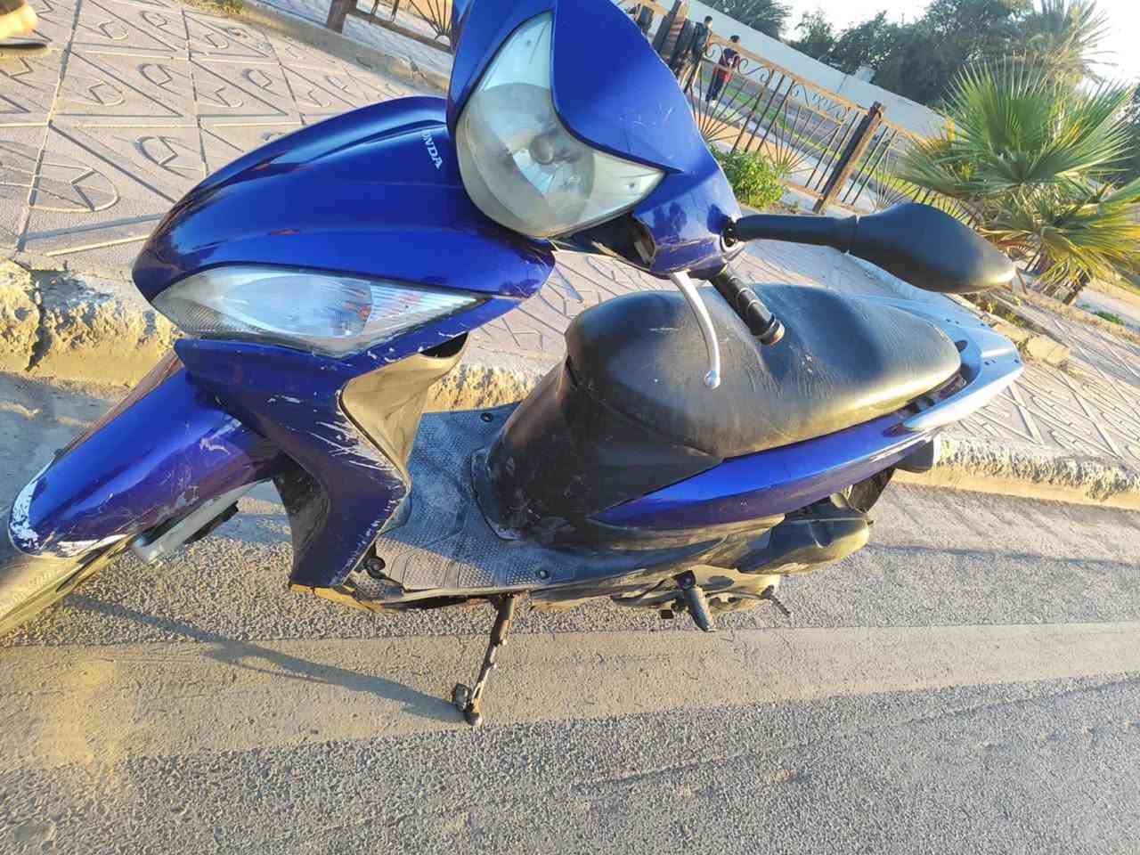 السلام عليكم هوندا ياباني للبيع مكينه حلوه نوزل بيه نقص جبنه مال دهن تنقط كلش خفيف سعر 400الف قفل قفل مكاني بغداد ساحه عدن هاتف***********
