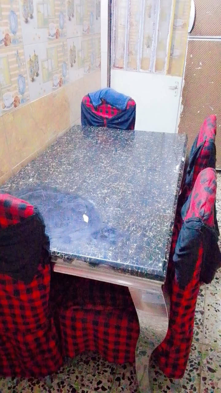 لسلام عليكم ميز طعام الطول متر ونص والعرض تسعين مرمر مع 4كراسي السعر80الف مكانه بغداد حي اور ***********
