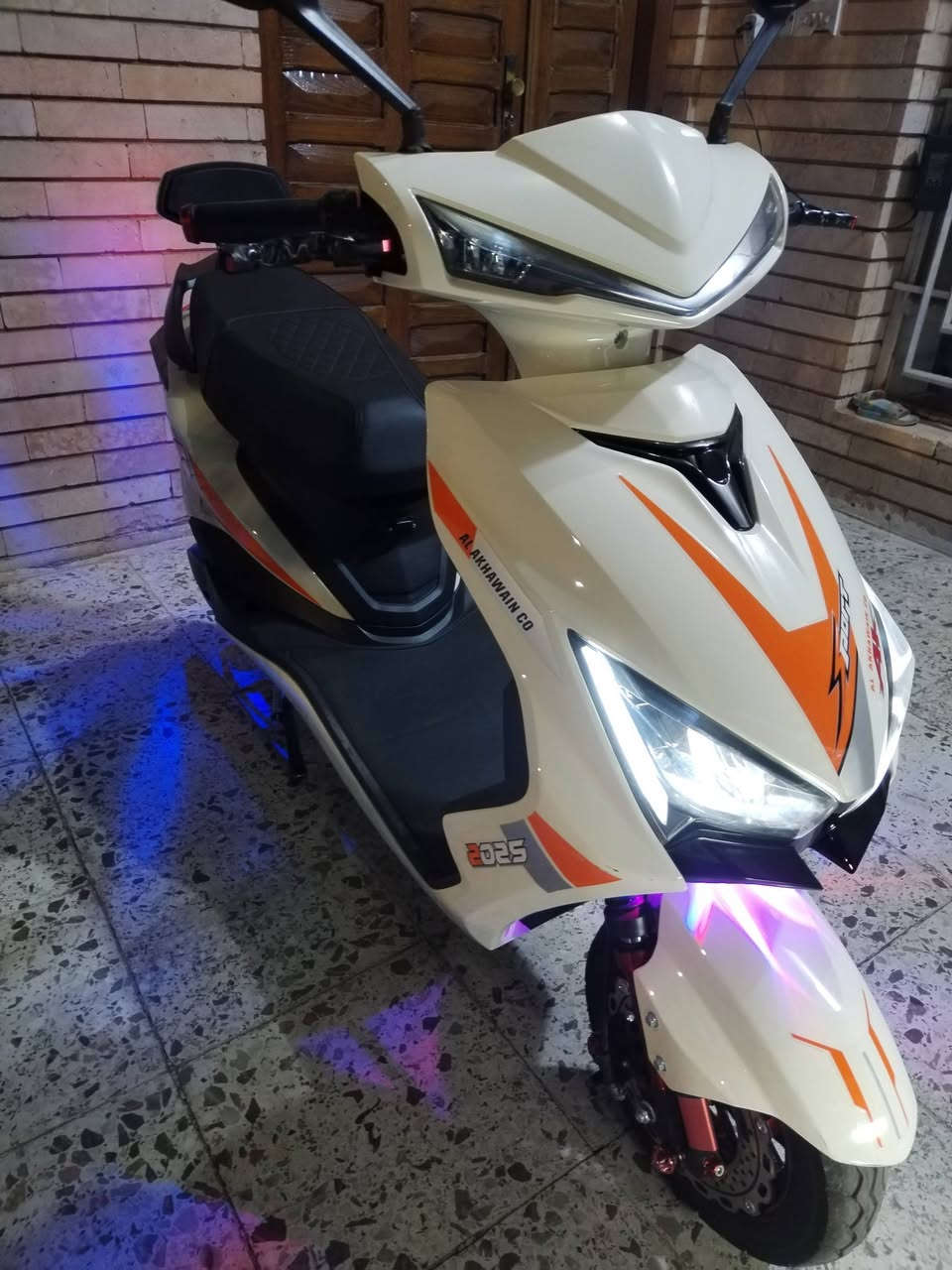 السلام عليكم دراجه شحن 6 بطاريات موديل 2025  ماشي قليل 500 كم بعده زيرو العنوان الرمادي  الاتصال على الرقم ***********
