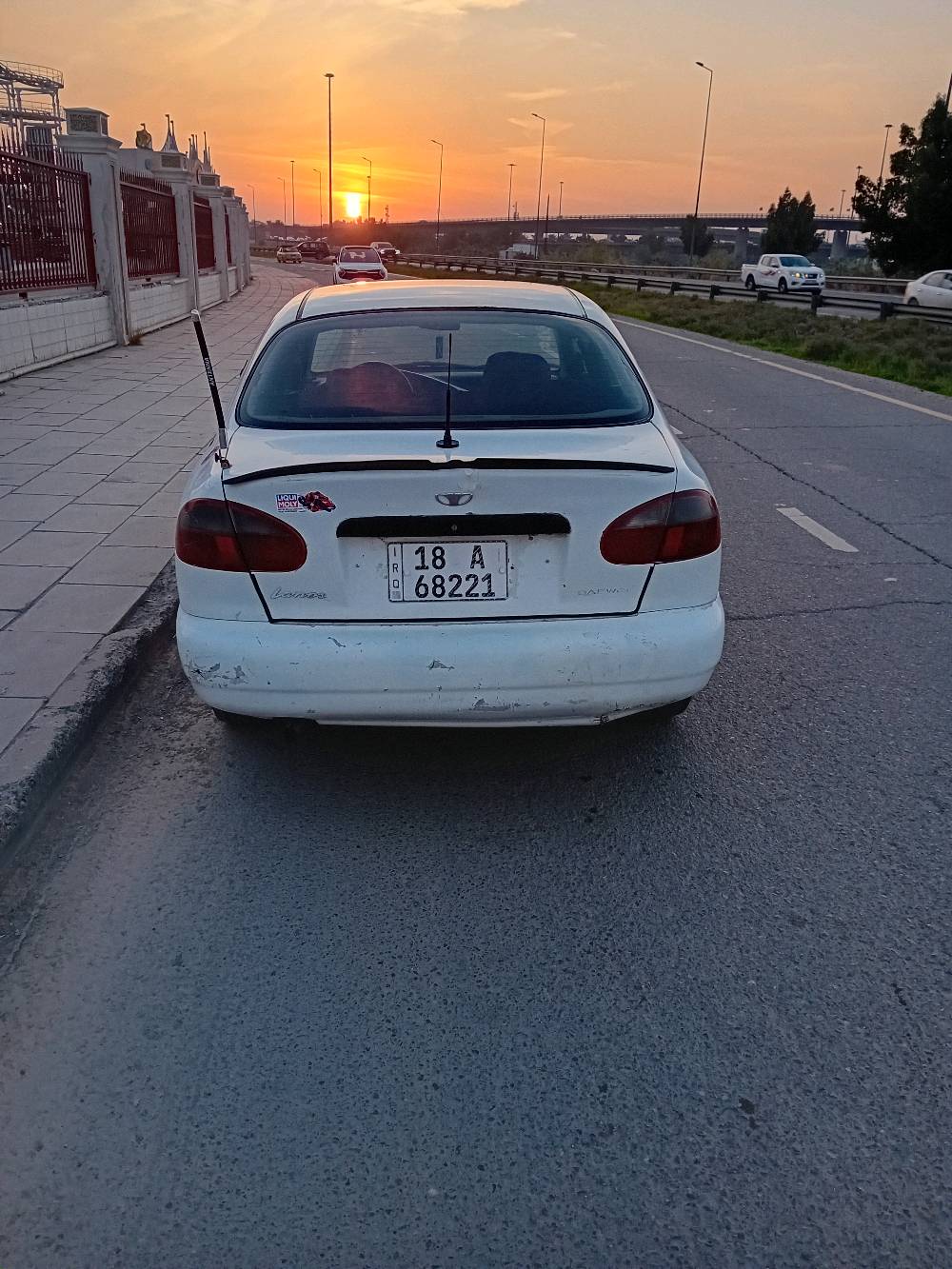 السلام عليكم للبيع دايو لانوس موديل 2000 
وارد خليجي 
رقم بابل انكليزي 
محرك 1500 مفتوح 
كير عادي 
السيارة مصبوغة عام بدون حادث 
ومحرك بي دخان من القبق فقط لان صار هواية ممبدل دهن 
عارضها ب28 ورقة وبيها مجال 
مكاني بغداد حي الجامعة 
للاتصال ***********