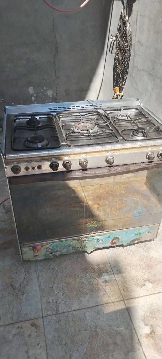 للبيع 
طباخ كريازي مصري مستعمل بحالة جيدة 
شغال 5 عيون مع الفرن 
***********

