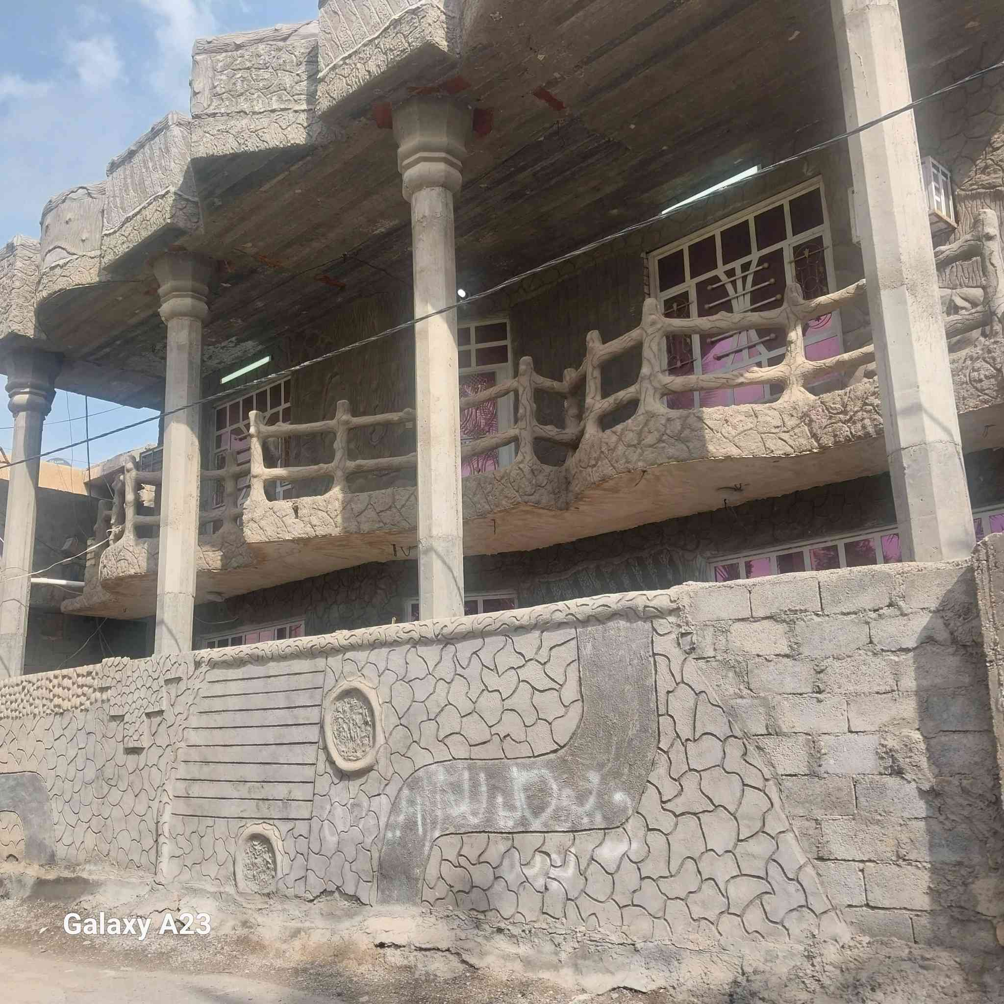 السلام عليكم ورحمة الله وبركاته بيت مع شقة و5محلات  وقطعة ارض خلف البيت مساحة 500متر للبيع سند 25 المكان بغداد العبايجي محيريجات على الشارع الرئيسي الاستفسار ***********
