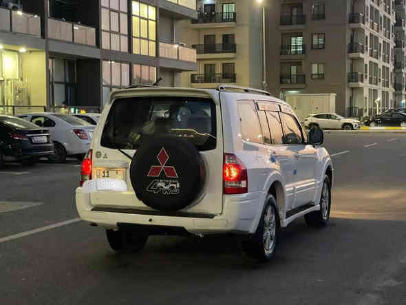 السلام عليكم 
للبيع باجيرو موديل ٢٠٠٦ 
محرك ٦ سلندر / ٧ راكب / فور ويل / ٣ قطع تبريد 
كير محرك حدادية جيد جداً تخم تاير برجستون جديد
بيهه مكانات بسيطه صبغ بدون دواخل وبدون حادث قوي السيارة جاهزة وكاملة بدون نواقص 
رقم بغداد السعر النهائي  ٨٨ ورقة قفل 
مكان السيارة بغداد ضباط الجهاد *********** بغداد
