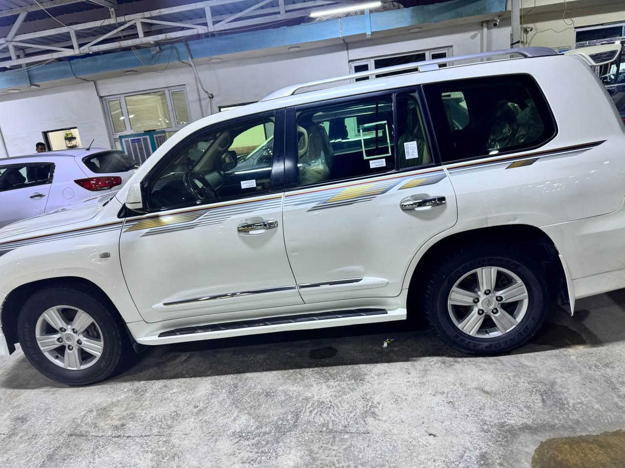 السلام عليكم.لاندكروز 2010 مكفوله من الصبغ والتبديل والكير والمحرك جاهزه من كلشي ام الدي في دي رقم اربيل الدولي باسمنا وكاله وصاحبها عربي ساكن بغداد مكينه 6 سلندر 4000 فول مواصفات السعر285 مجال بسيط للشراي مكانها بغداد الدوره او اليوسفيه معارض ناحية الرشيد بيع او مراوس حسب القناعه *********** بغداد, العراق
