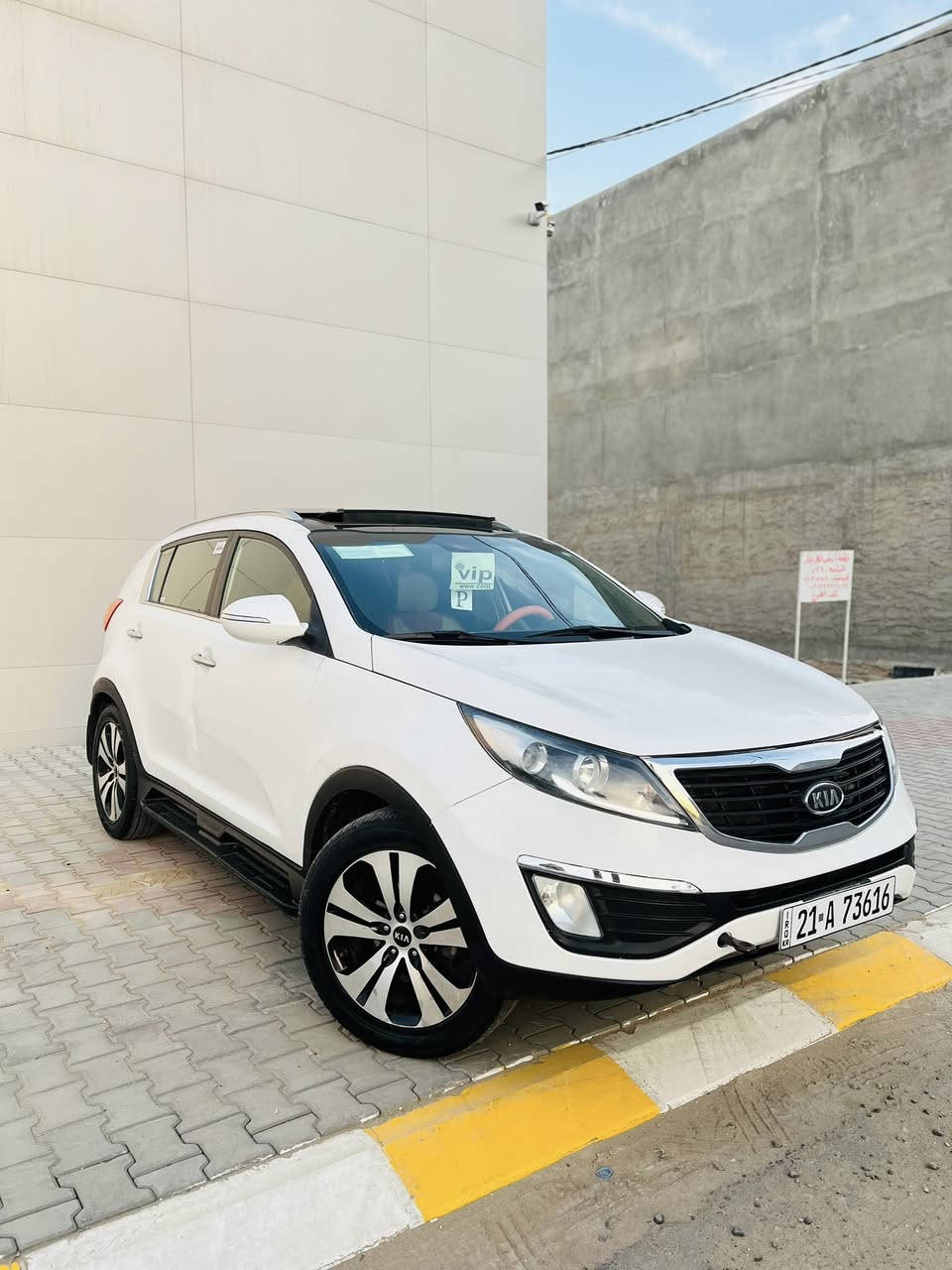 سلام عليكم
 كيا سبورتج موديل 2011 خليجي لون ابيض ثلجي رقم سليمانيه دولي سنويه لل2030  هزه جديده باسمي شرط التحويل ✅
السعر (127) وبيها مجال
محرك 2000 دوش المرغوب محرك وكير شرط
فول مواصفات 1/1
سقف بانوراما سلايت روف
كشن كهرباء 
تحكم ستيرن جيهتين 
بلاجكتور بلادي
داخل مشمشي
لد امامي
كامره خلفيه
تبريد لمس 
مرايه شفط 
ويل كب كروم فراشه 
يدات نيكل بلاد
السياره جاهزه من كلشي تبريد تدفئه صدر جديد 
السياره بيها (بابين وجاملغ صبغ بدون حادث بدون دواخل شخط ومصبوغ )
مكان السياره تكريت📍
***********
