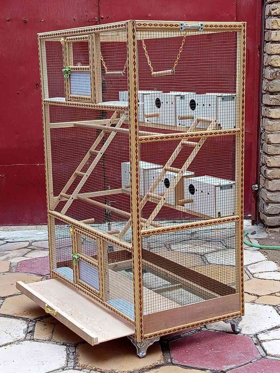 للبيع قفص خشبي غير مستعمل عمل نجاره جديده قياساته الارتفاع 1.50 العرض 1متر عرض البطن النزال 60 cm يحتوي على بيوت عدد 6 درج عدد 2 ومراجيح عدد 2 ومجرى للتنظيف جراره القفص كامل من كل شي فقط يحتاج فقط إلى طيور حسب الرغبه سعر 75الف وبيه مجال ناصريه حي اور خلف جامع الحسن *********** يوجد واتساب
