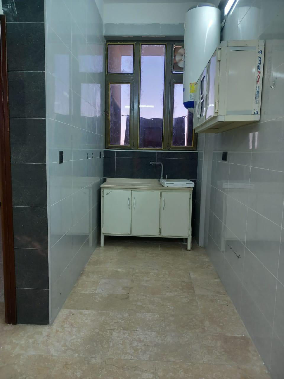 سلام عليكم يتوفر لدينا شقق جاهزه درجه اولى خدمات مصعد شغال24 ساعه خط مولده جاهز. خط انترنيت جاهز سنلايت مركزي حراسه نظام مراقبه الكامرات الشقه المطبخ جاهز سنك ماطور ماء سخان 
اتصال ***********
