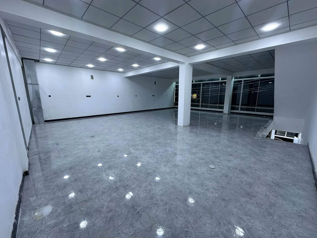قاعة طابق اول للإيجار سنتر تجاري قرية الغدير الاولى المساحة 110م مع حمام  للاستفسار ***********
