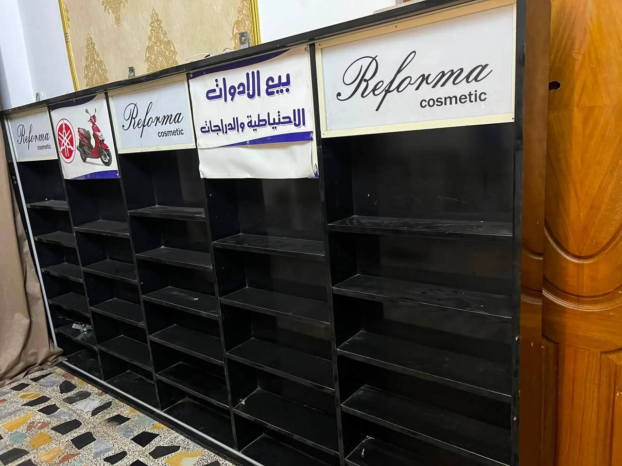 سلام عليكم هاذا رف كامل عرضه 3 مترات وثكيل وقوي سعره 50الف ال يحب. ياخذه يراسلني  مكاني الشعب واتساب ***********
