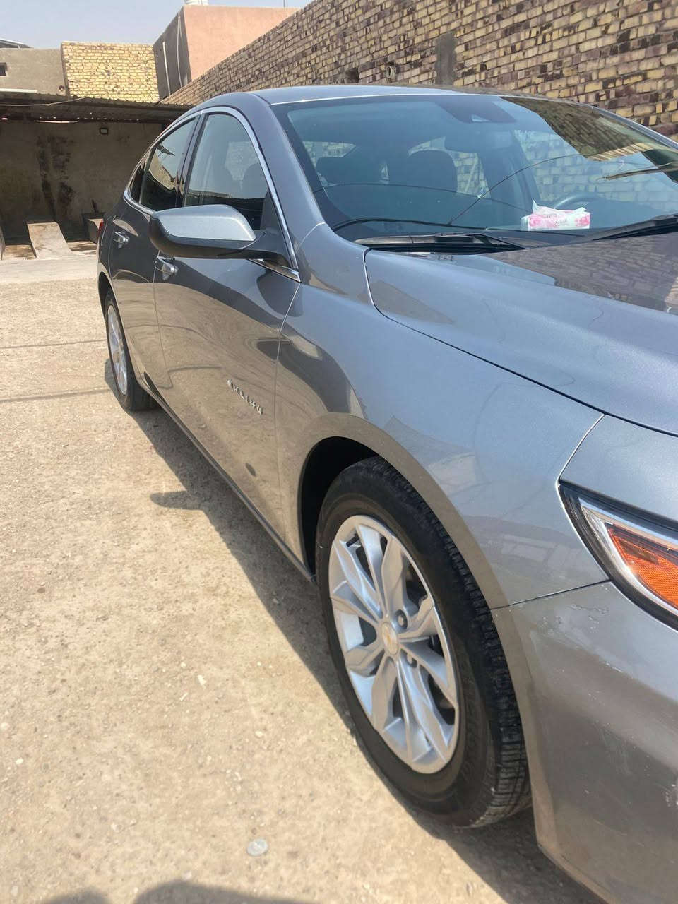 من رخصت صاحب الكروب من الصور اللي دزيتها، هاي *شيفروليه ماليبو Chevrolet Malibu LT*
### 1. *الموديل
 2024* 
- 
### 2. *الفئة والمواصفات*
واضح من الصورة الخلفية مكتوب *LT* على جهة اليمين. هاي الفئة الوسط.

*المواصفات اللي تظهر بالصور:*
- *المحرك*:  1.5 لتر توربو 4 سلندر، 163 حصان، مع كير 6 سرعات أوتوماتيك. هذا المحرك الأساسي للـ LT.
- *الداخلية*: مقاعد قماش رمادي غامق، شاشة 8 إنج لمس مع Apple CarPlay و Android Auto، تكييف أوتوماتيك، كاميرا خلفية، حساسات ركن خلفية، ستيرن مالتي فانكشن.
- *الخارجية*: جنط ألمنيوم 17 إنج 5 دبل سبوك، مرايا كهربائية، لايتات هالوجين.
- *السلامة*: 6 وسائد هوائية، مانع انزلاق، نظام ثبات إلكتروني، تحذير مغادرة المسار.

*المواصفات اللي ما موجودة بالـ LT:*  تدفئة وتبريد كراسي، شحن لاسلكي. هذني يجن بالفئة LT

### 3. *اللون*
اللون *رمادي ميتاليك فاتح* - شيفروليه تسميه *Satin Steel Gray Metallic*. لون عملي، بارد شوي بالصيف، وما يبين بيه التراب بسرعة.

### 4. *
- السيارة 
- نضافتها جيدة من برة، بس المقاعد تحتاج تنظيف.
 السعر خاص  هاذا الرقم بي واتساب راسلني او تئمر امر  (***********) او هاذا خط (***********) 
>>>>>>>>>>>> السعر خيال<<<<<<<<<<<<

