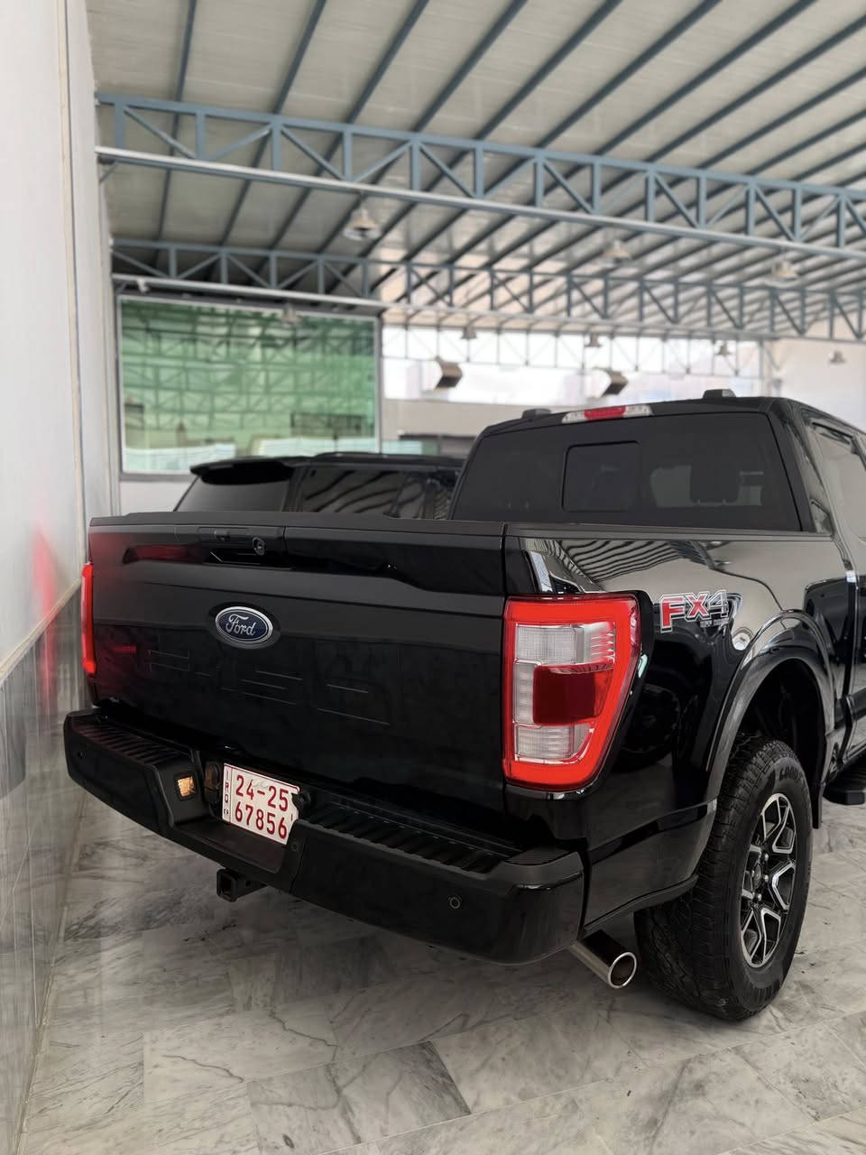 السياره فقط بيها تعديلين بسيطات رقم الشاصي موجود 

محرك V6 وهايبرد 

بسعة 3.5 لتر، ويولد تقريباً 430 حصان مع نظام الهايبرد. هذا المحرك يجمع بين محرك بنزين V6 ومحرك كهربائي لتعزيز الأداء والكفاءة في استهلاك الوقود
🔋

كشنات جلد تدفئه تبريد 
داخل لونين 
ماشيه 23,000m
شاشه كبيره 
سماعات Bang & Olufsen (B&O)

فور ويل  دبل خفيف وثكيل 
خزن ميموري كشنات 
كيجات الكترونيه 
رادار امامي 
نقط عمياء وتحديد مسار

نزول منحدرات 
كامرات 360 
حساسات اماميه خلفيه 
شحن وايرليس

السعر 380$  مجال بسيط 

***********

واتساب
