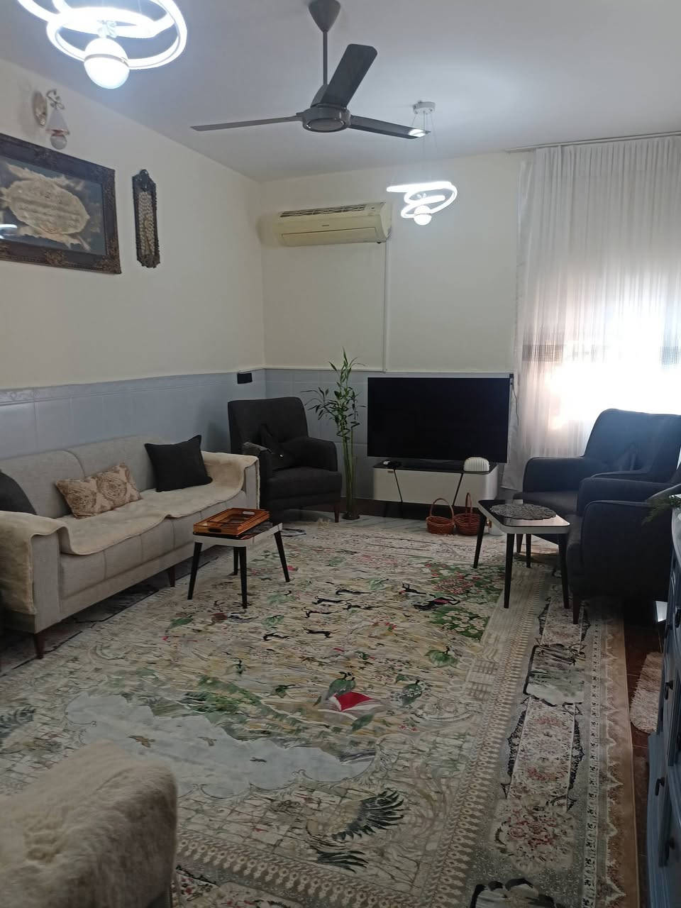 #دار_للبيع_الانواء_الجوية🏡
مقابل.. حديقة🌲الغزلان.الجديدة 
شارع 20..طابقين..200متر..⛲
4نوم..2صالة.. استقبال..مطبخ
الارضية..بورسلين.حزام.سيراميك
واجهة..حجر.. حديقة داخلية🎋
حديقة.خارجية.🌿
مكتب الشام للعقار 👨‍💼
***********📱
***********☎️
