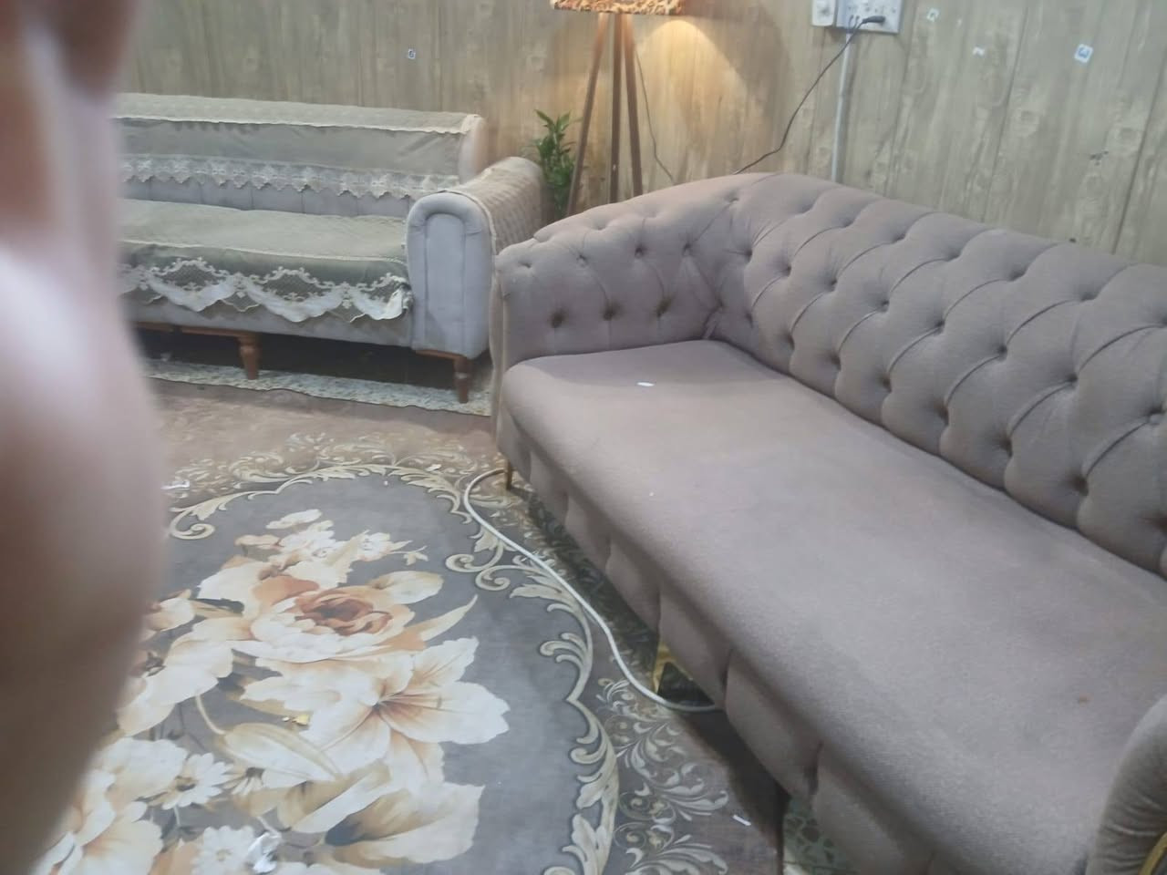 ثلاجه للبيع تخم عشر مقاعد للبيع مكانه الشعب شارع عدن ***********
